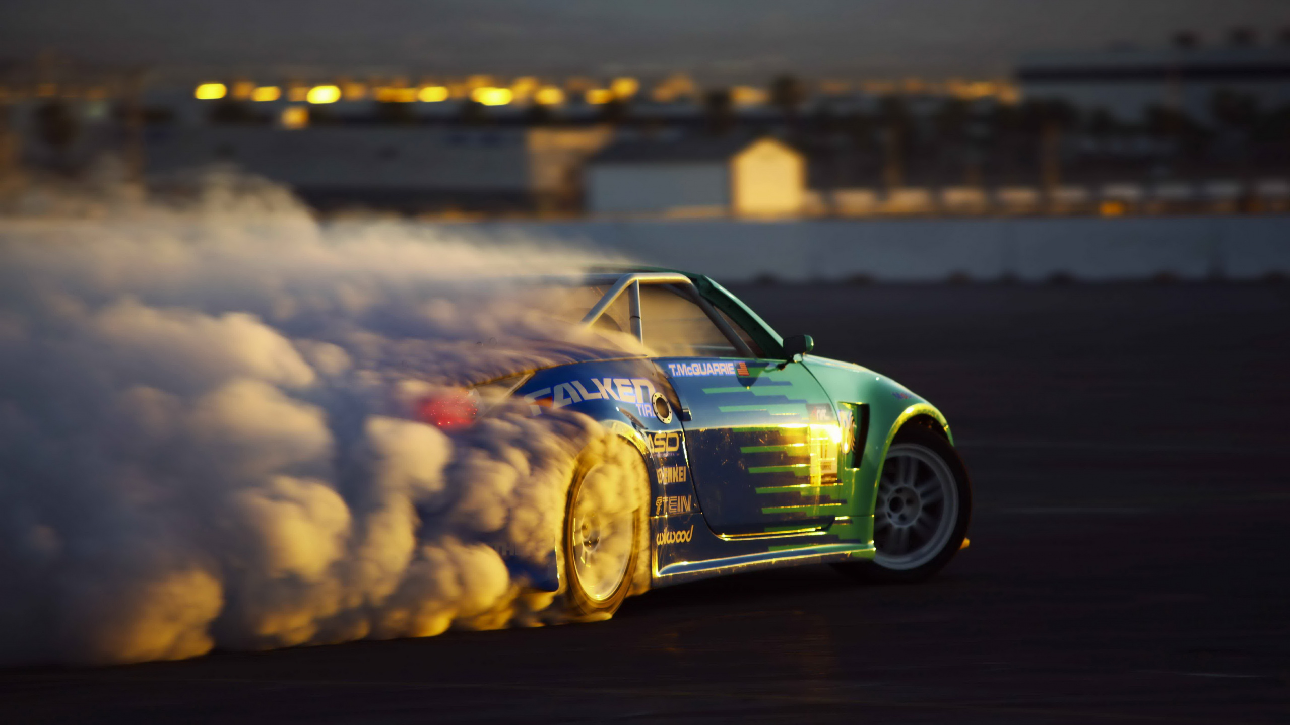 Blau-gelber Chevrolet Camaro Unterwegs. Wallpaper in 2560x1440 Resolution