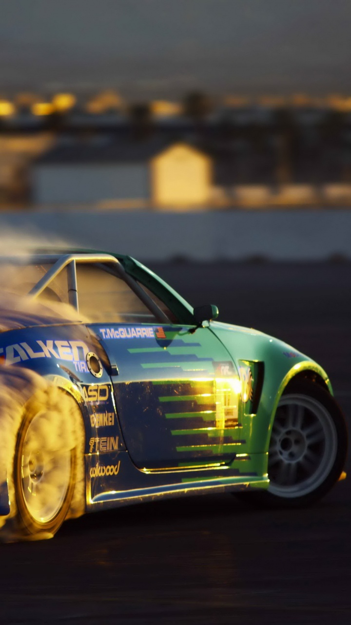 Blau-gelber Chevrolet Camaro Unterwegs. Wallpaper in 720x1280 Resolution