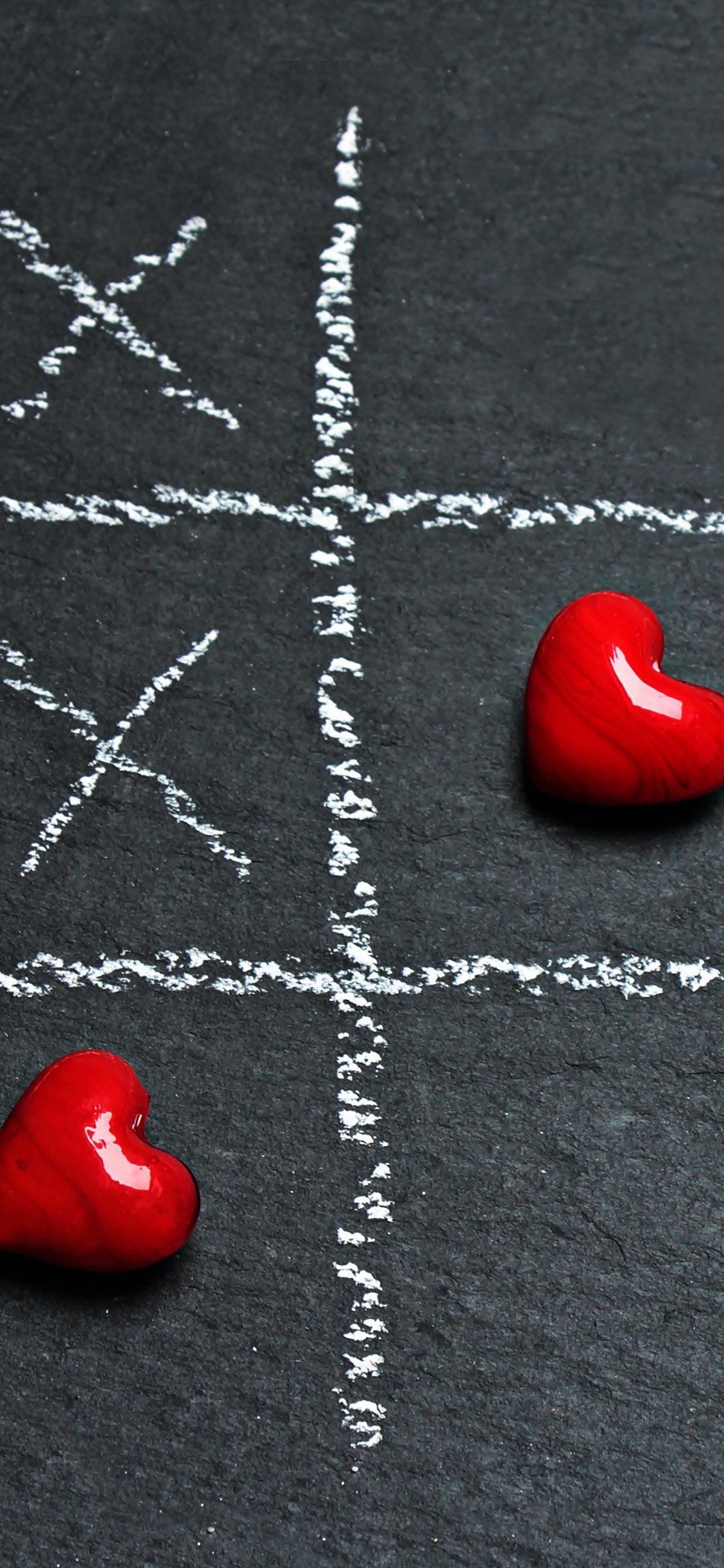 Adorno en Forma de Corazón Rojo Sobre Textil Gris. Wallpaper in 1125x2436 Resolution