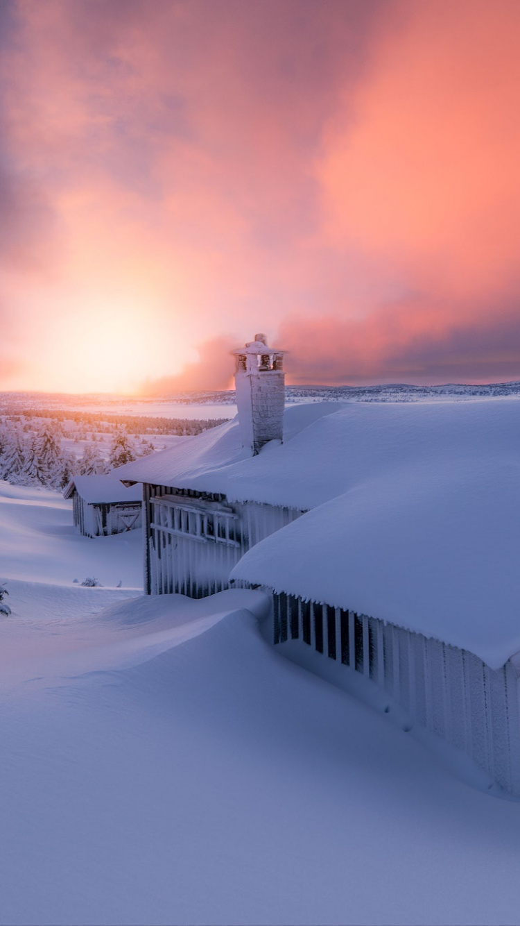 Casa Cubierta de Nieve Durante el Día. Wallpaper in 750x1334 Resolution