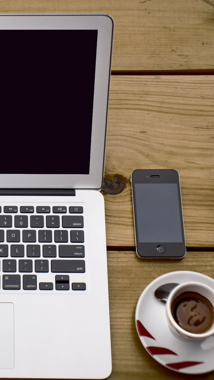 Macbook Air Junto a la Taza de Cerámica Blanca Sobre la Mesa de Madera Marrón. Wallpaper in 750x1334 Resolution