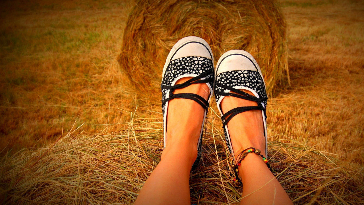 Person Wearing Black and White Leather Flats on Brown Grass. Wallpaper in 1280x720 Resolution