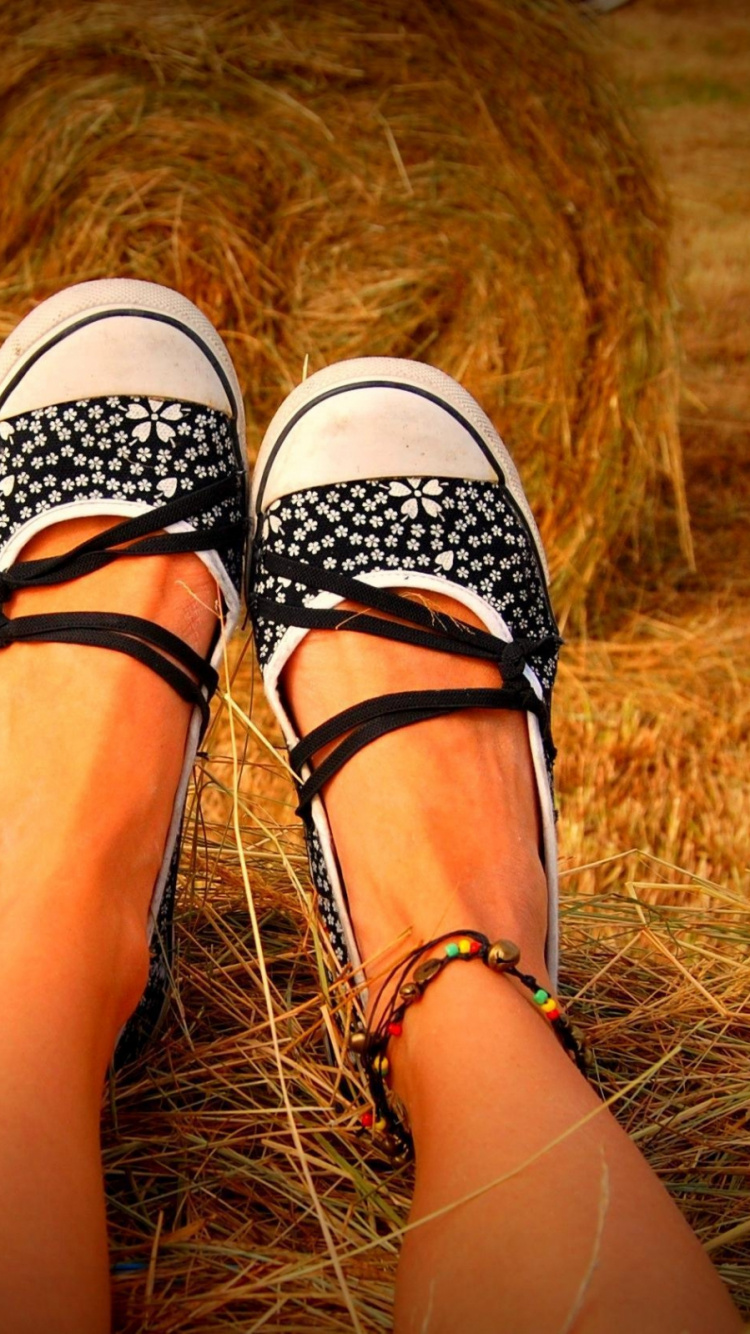 Person, Die Schwarze Und Weiße Lederschuhe Auf Braunem Gras Trägt. Wallpaper in 750x1334 Resolution