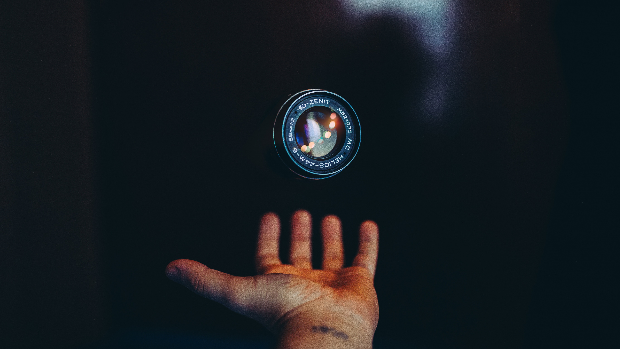 Personnes Main Gauche Sur Une Surface Noire. Wallpaper in 2560x1440 Resolution