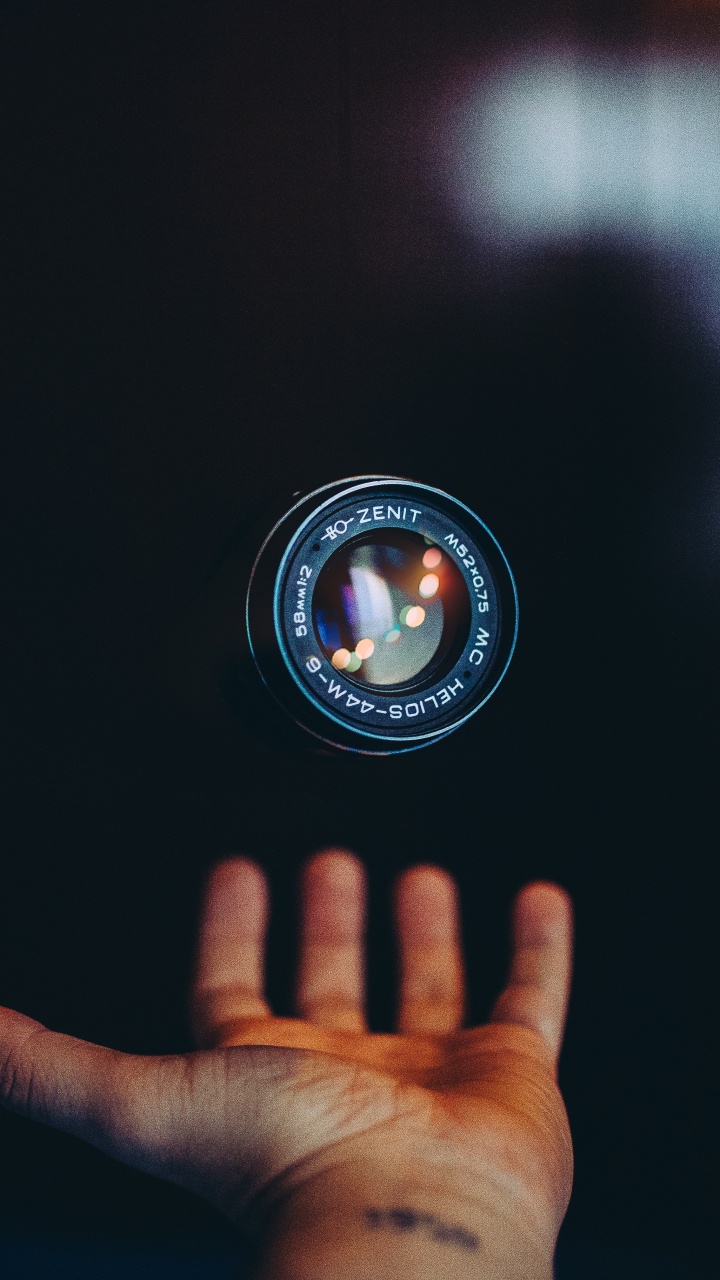 Personnes Main Gauche Sur Une Surface Noire. Wallpaper in 720x1280 Resolution