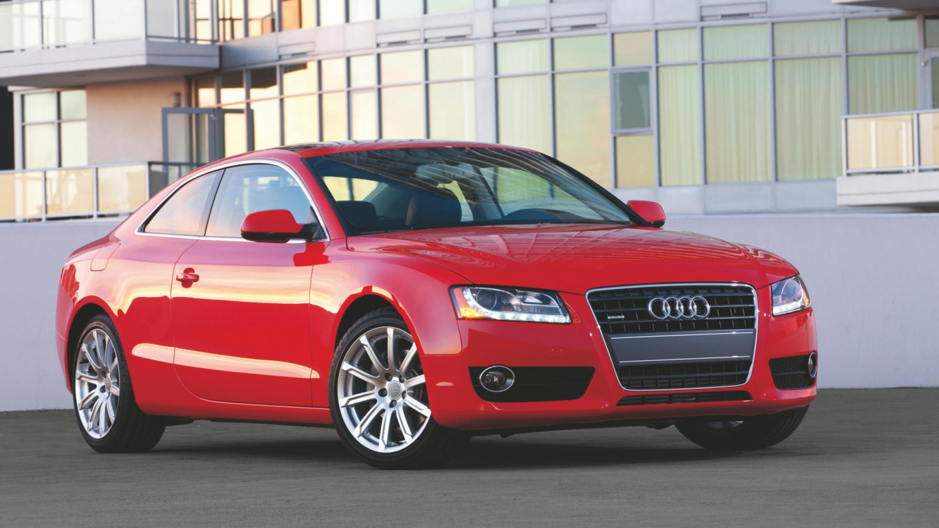 Roter Audi Eine 4-Limousine, Die Tagsüber in Der Nähe Des Weißen Gebäudes Geparkt Ist. Wallpaper in 1366x768 Resolution