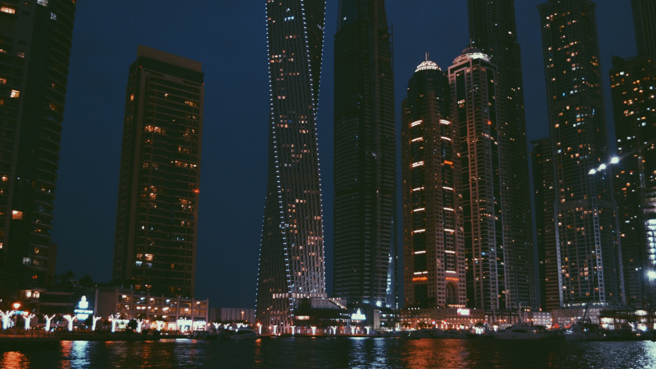 Horizon de la Ville à Travers le Plan D'eau Pendant la Nuit. Wallpaper in 1280x720 Resolution