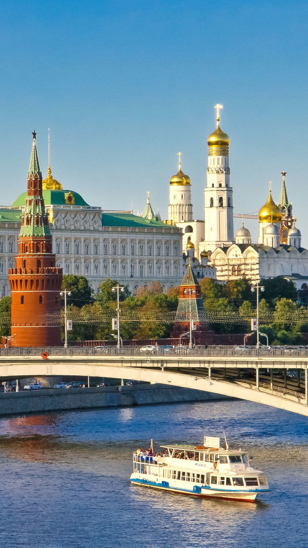 Weißes Und Braunes Boot Auf Dem Fluss in Der Nähe Der Brücke Tagsüber. Wallpaper in 1080x1920 Resolution