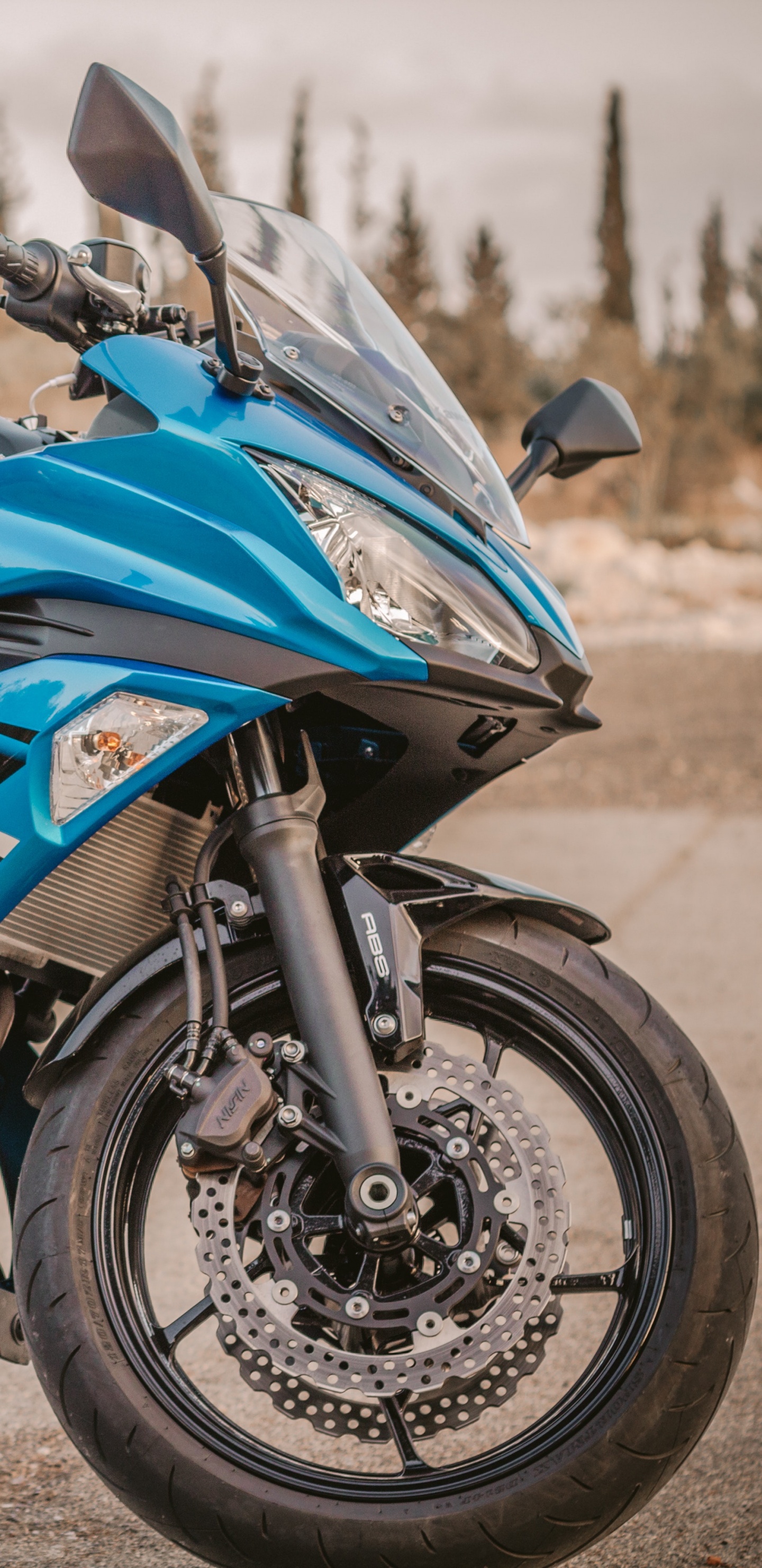 Blaues Und Schwarzes Sportrad. Wallpaper in 1440x2960 Resolution