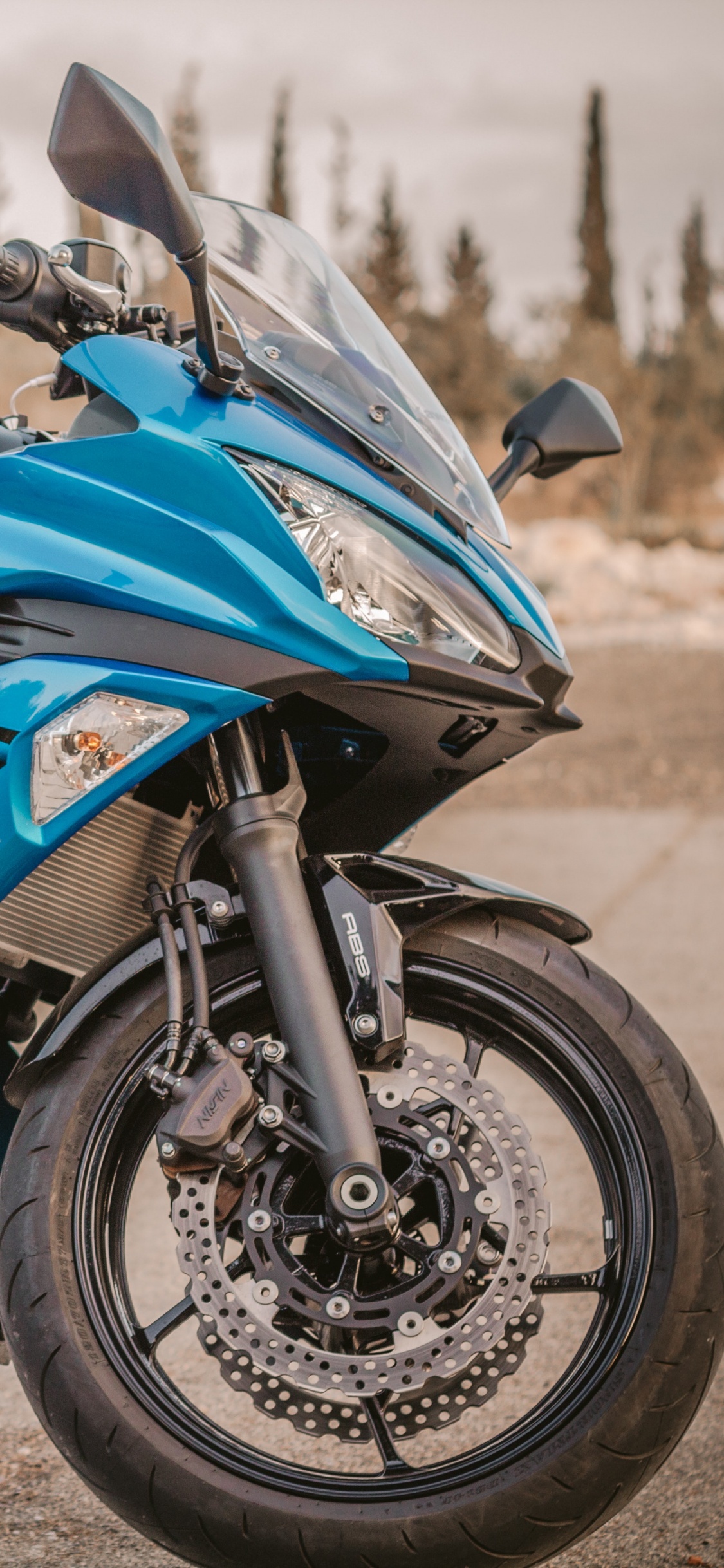 Blue and Black Sports Bike. Wallpaper in 1125x2436 Resolution