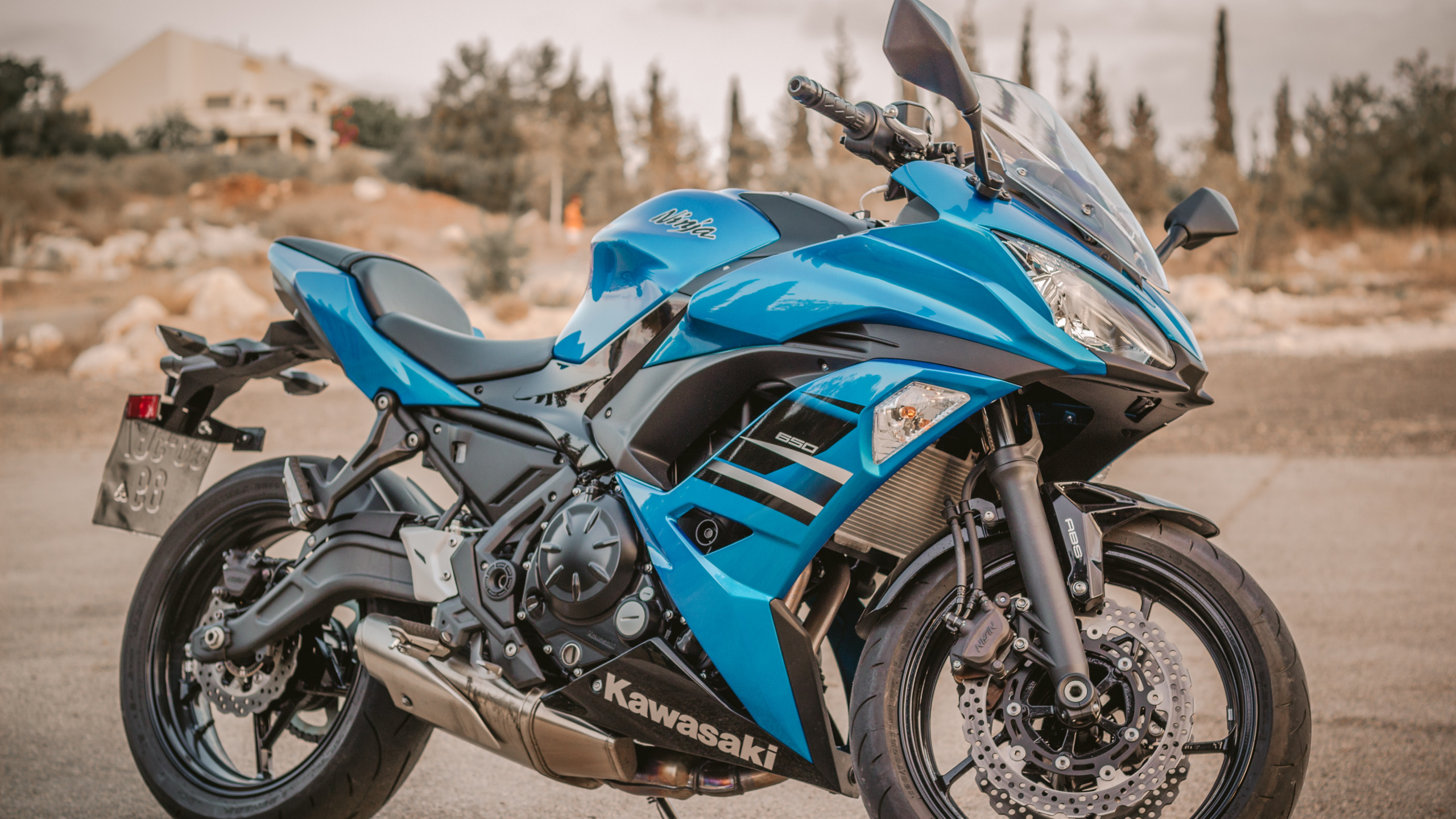 Blue and Black Sports Bike. Wallpaper in 2560x1440 Resolution