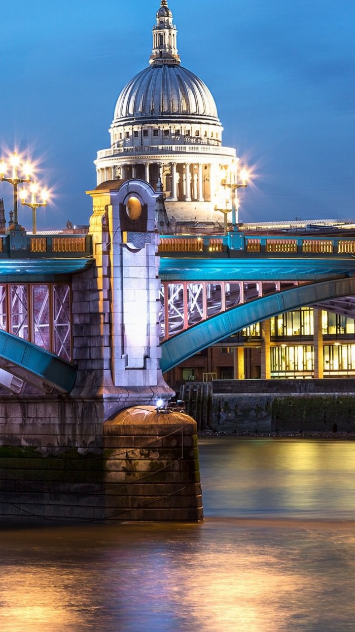 Weißes Und Braunes Betongebäude in Der Nähe Der Brücke Während Der Nachtzeit. Wallpaper in 720x1280 Resolution