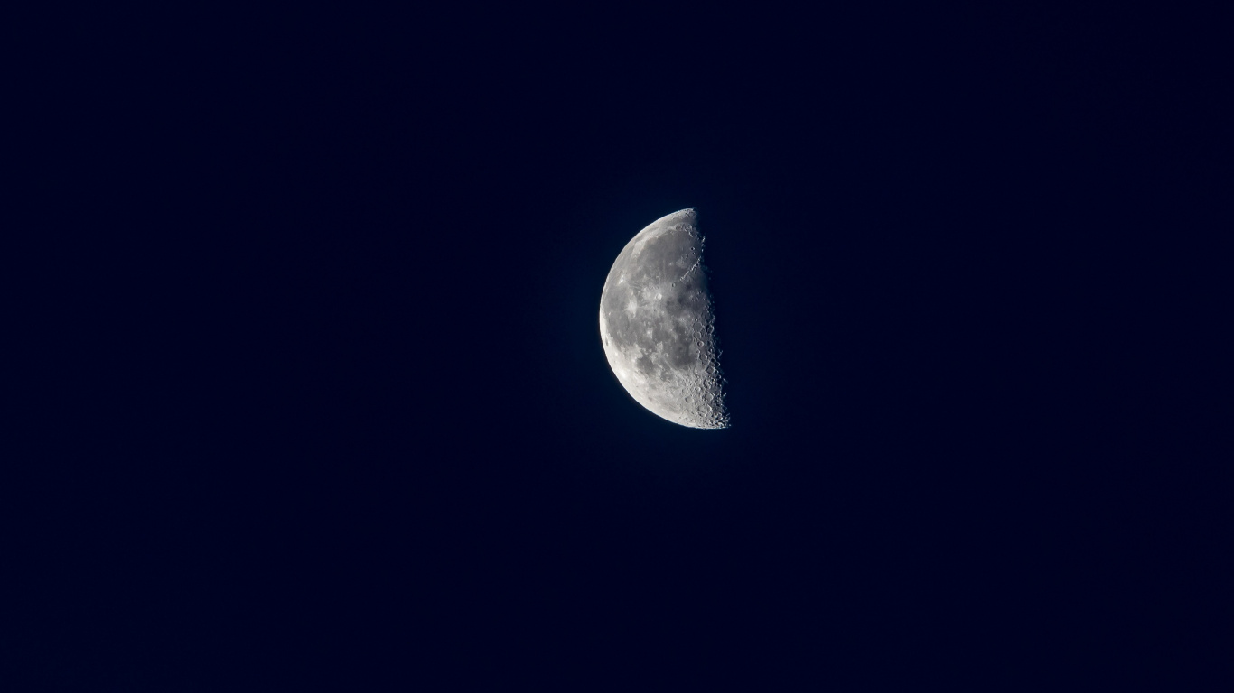 Pleine Lune Dans le Ciel Nocturne. Wallpaper in 1366x768 Resolution