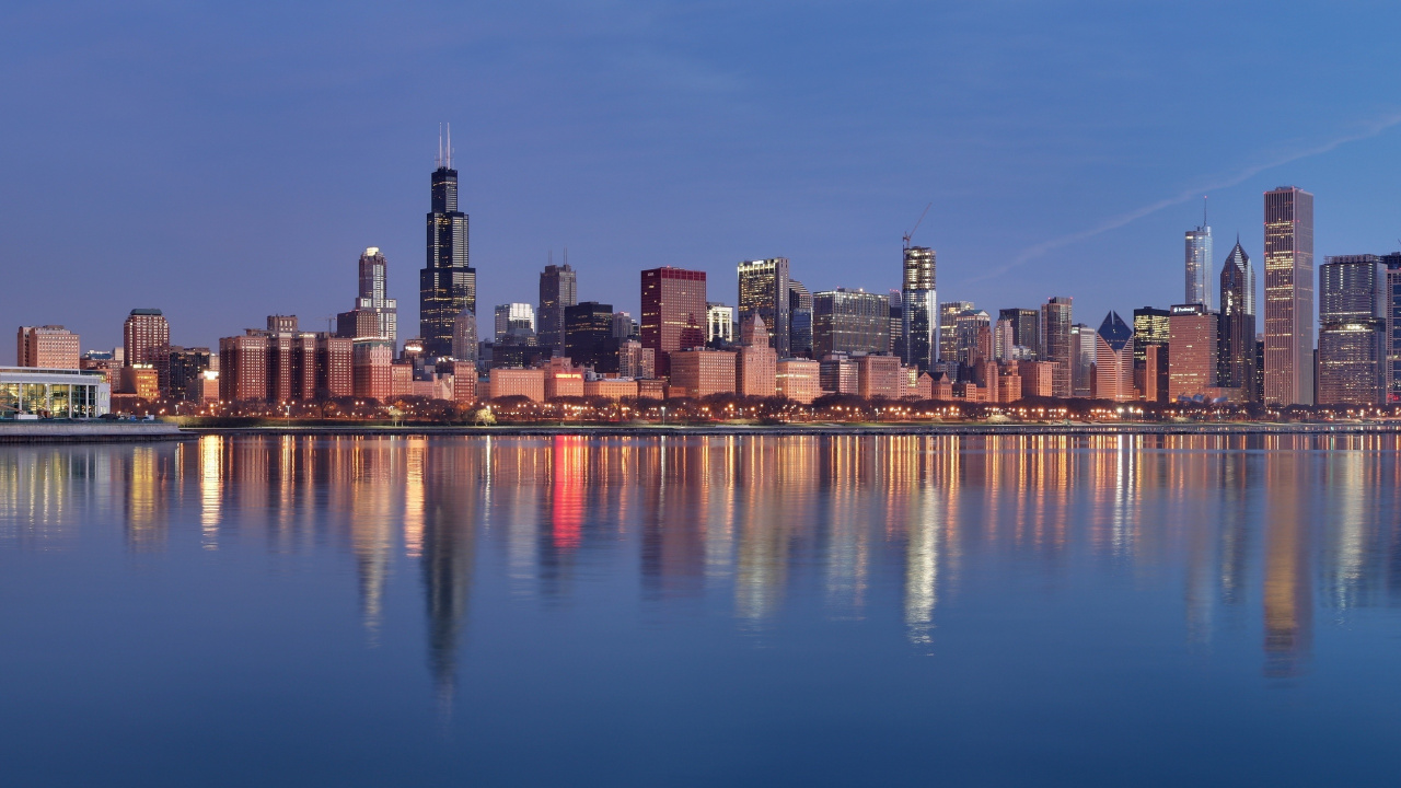 Skyline Der Stadt Über Gewässer Während Der Nacht. Wallpaper in 1280x720 Resolution