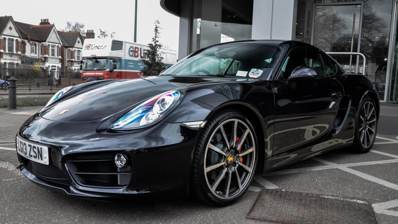 Porsche 911 Negro Estacionado en el Estacionamiento Durante el Día. Wallpaper in 1280x720 Resolution