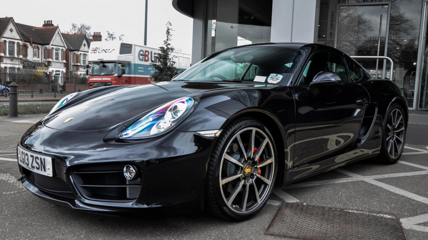 Porsche 911 Negro Estacionado en el Estacionamiento Durante el Día. Wallpaper in 1366x768 Resolution