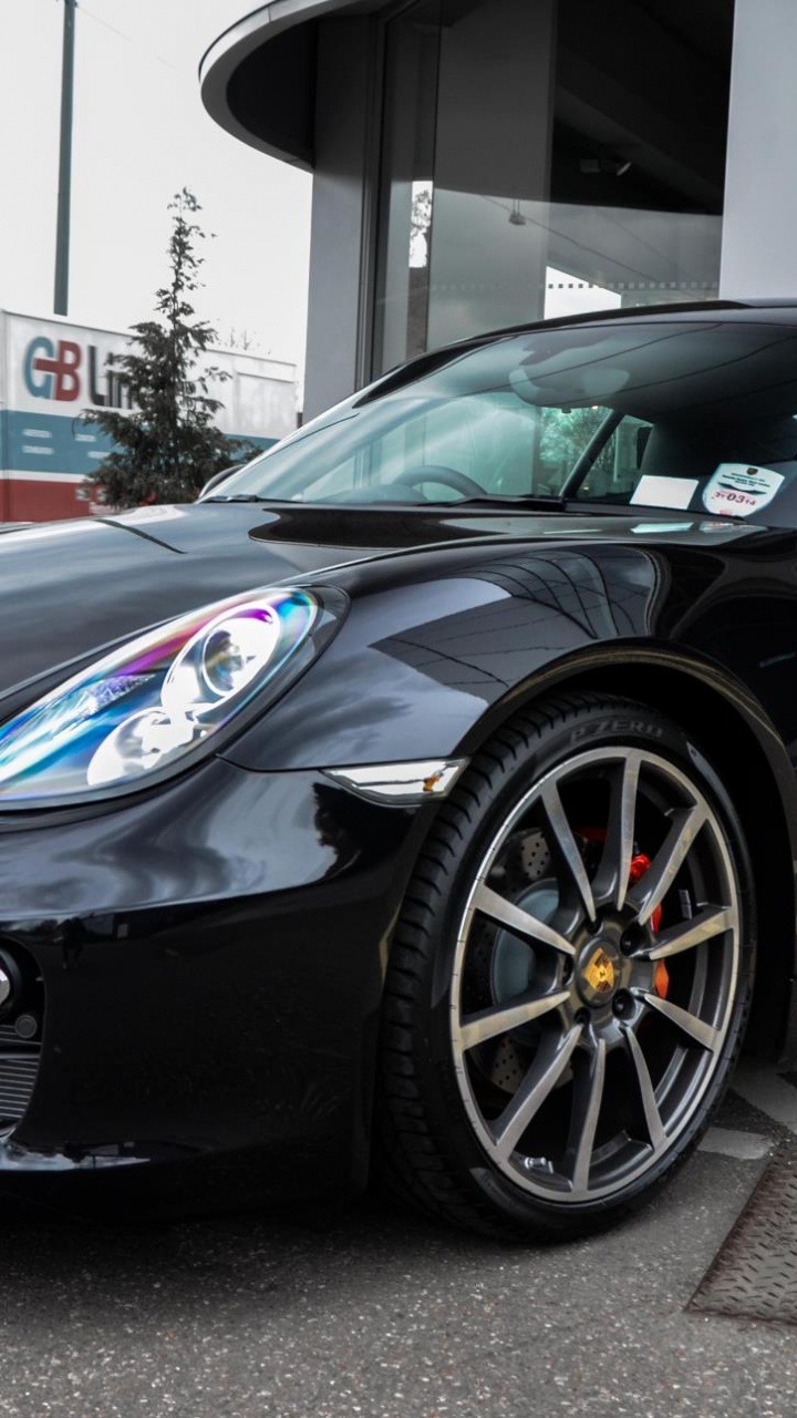 Porsche 911 Noire Garée Sur un Parking Pendant la Journée. Wallpaper in 720x1280 Resolution