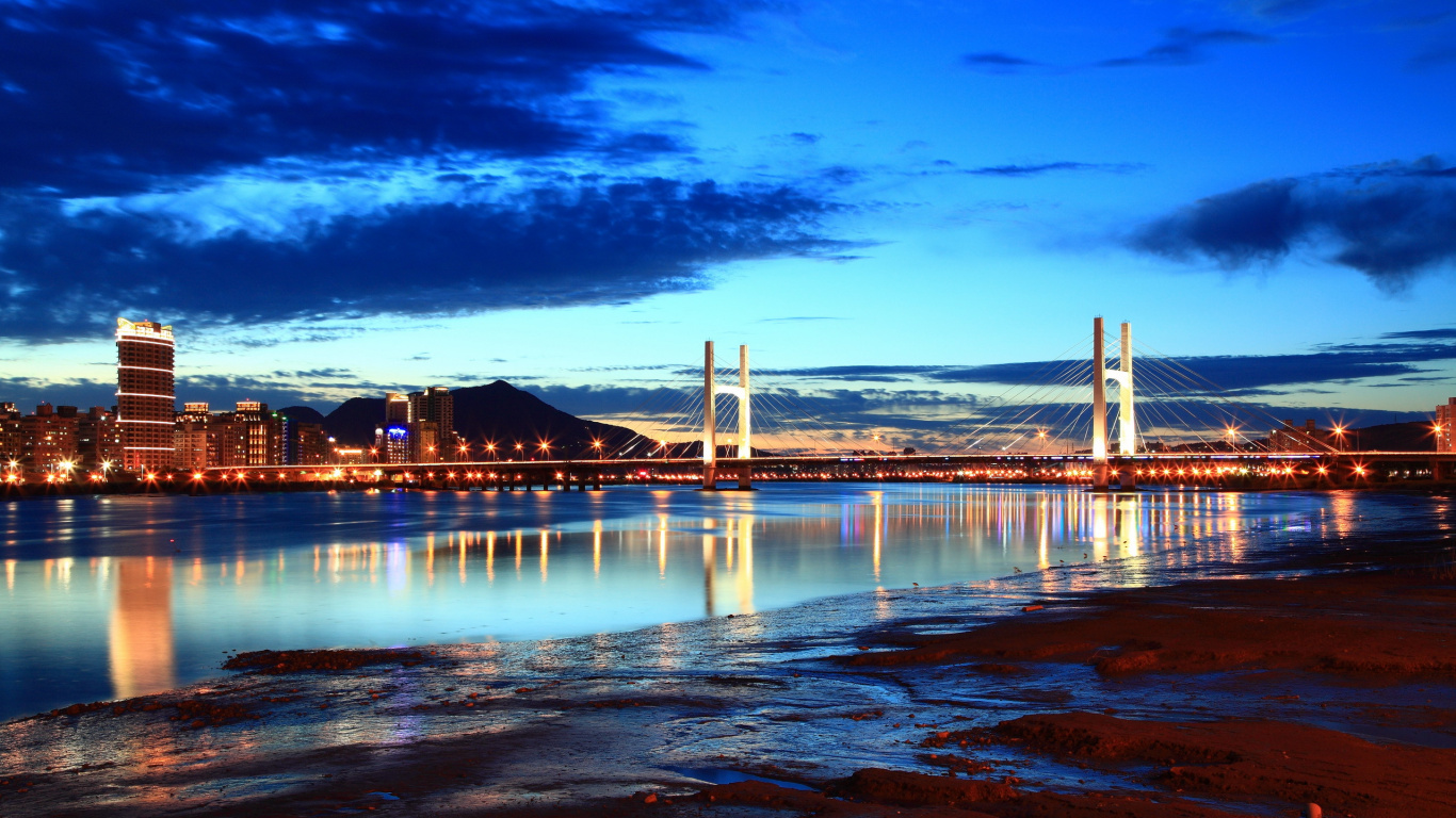 Pont de Porte D'or Sous le Ciel Bleu. Wallpaper in 1366x768 Resolution