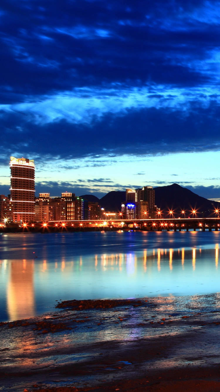 Pont de Porte D'or Sous le Ciel Bleu. Wallpaper in 750x1334 Resolution