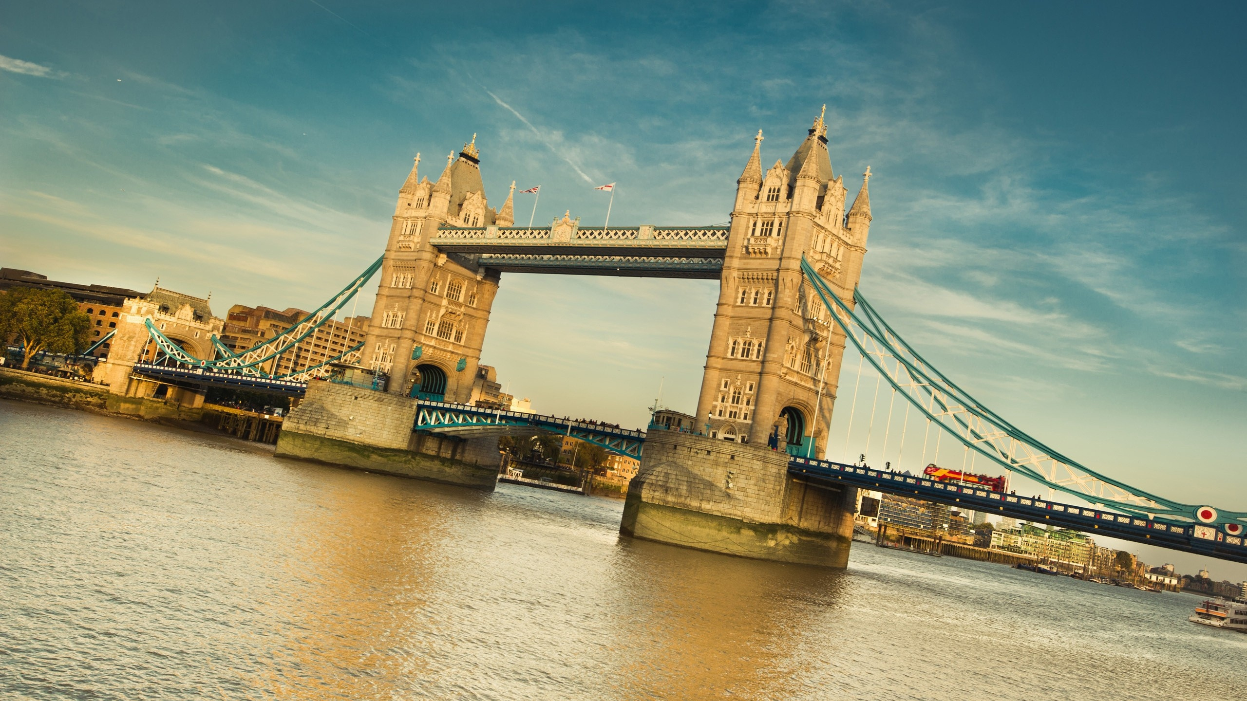Brown Concrete Bridge Under Blue Sky During Daytime. Wallpaper in 2560x1440 Resolution