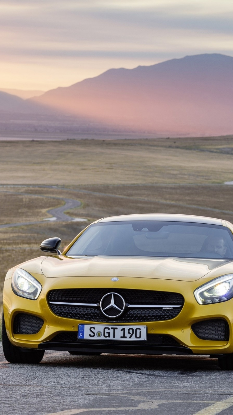 Gelbes Mercedes Benz Auto Tagsüber Unterwegs. Wallpaper in 750x1334 Resolution