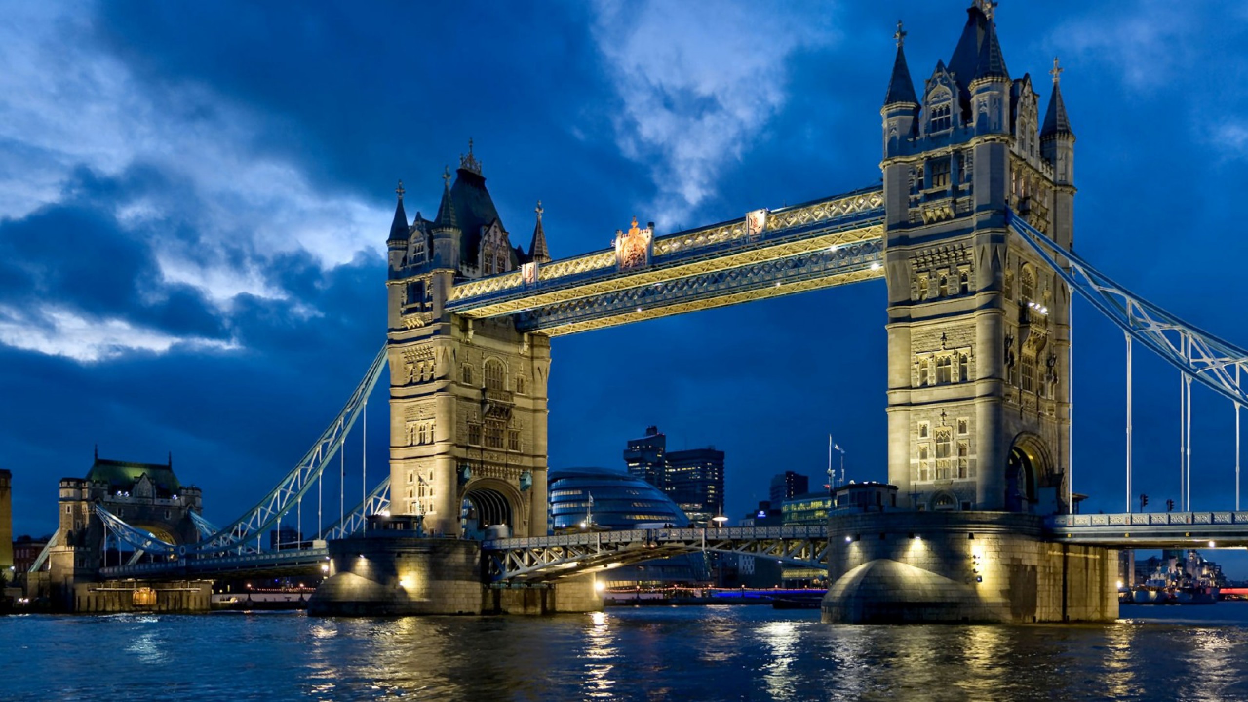 London Bridge During Night Time. Wallpaper in 2560x1440 Resolution