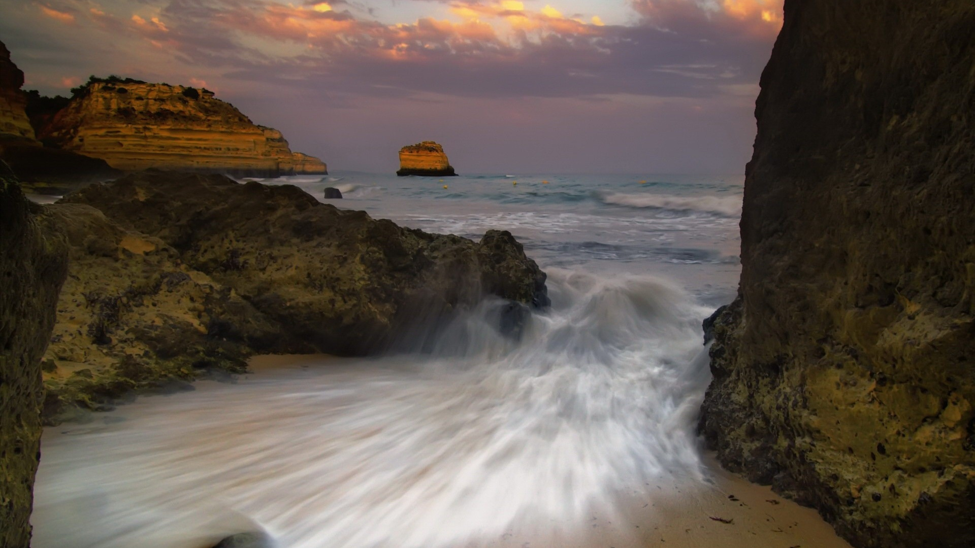 Braune Felsformation am Meer Bei Sonnenuntergang. Wallpaper in 1920x1080 Resolution