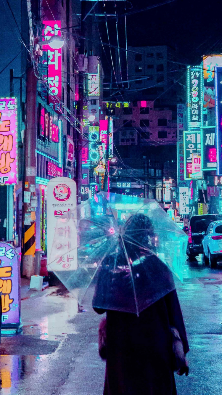 Persona en Chaqueta Negra Sosteniendo Paraguas Caminando Por la Calle Durante la Noche. Wallpaper in 750x1334 Resolution