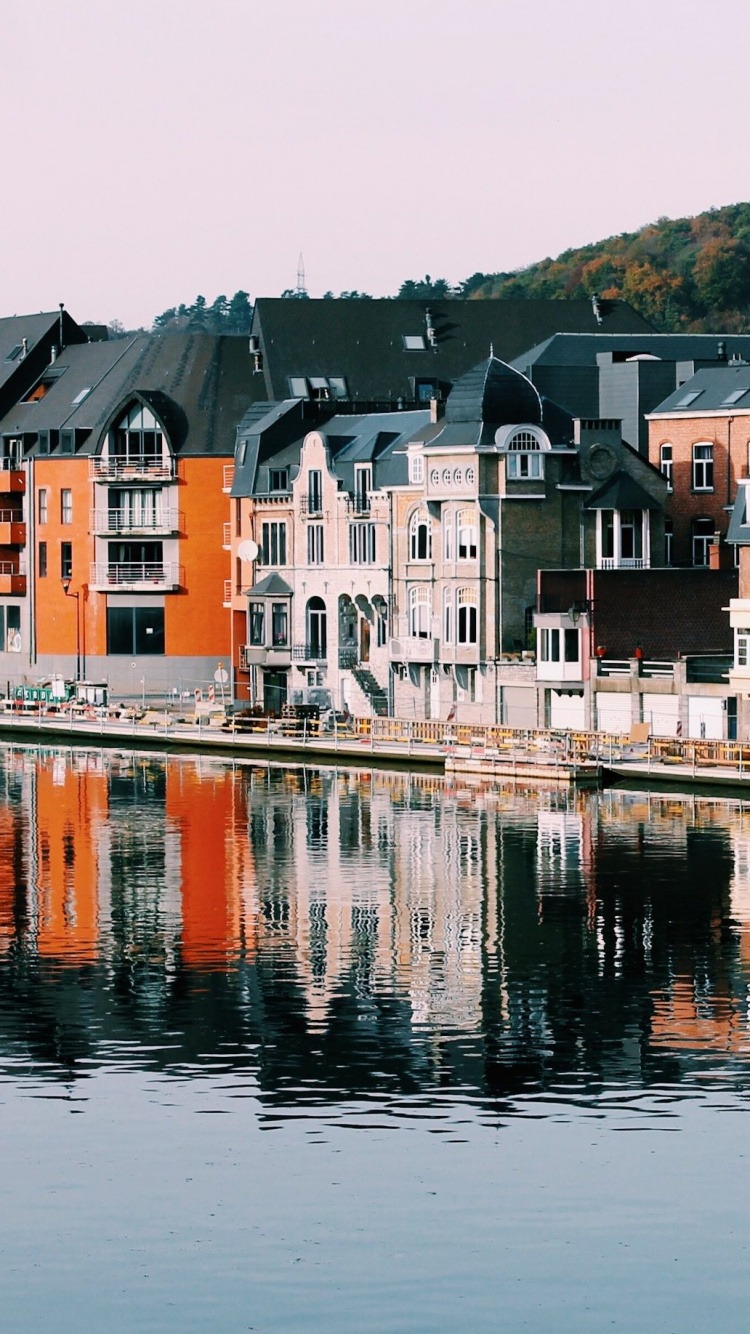 Maisons Près D'un Plan D'eau Pendant la Journée. Wallpaper in 750x1334 Resolution