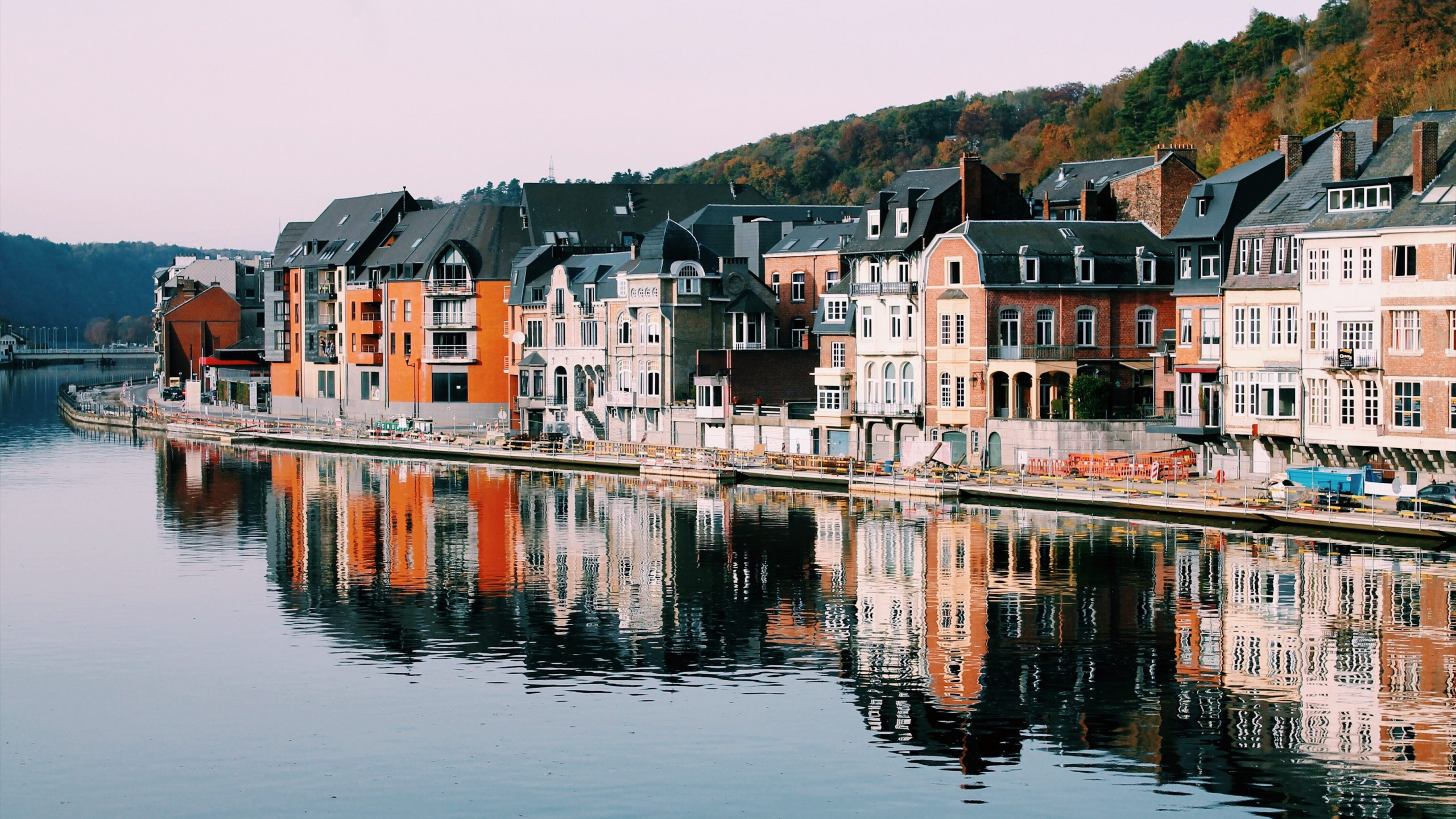 Houses Near Body of Water During Daytime. Wallpaper in 2560x1440 Resolution