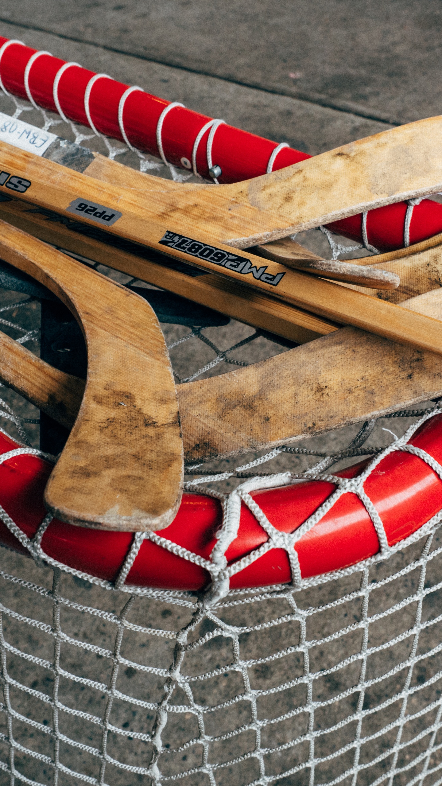 Brown Wooden Boat Paddle on Net. Wallpaper in 1440x2560 Resolution