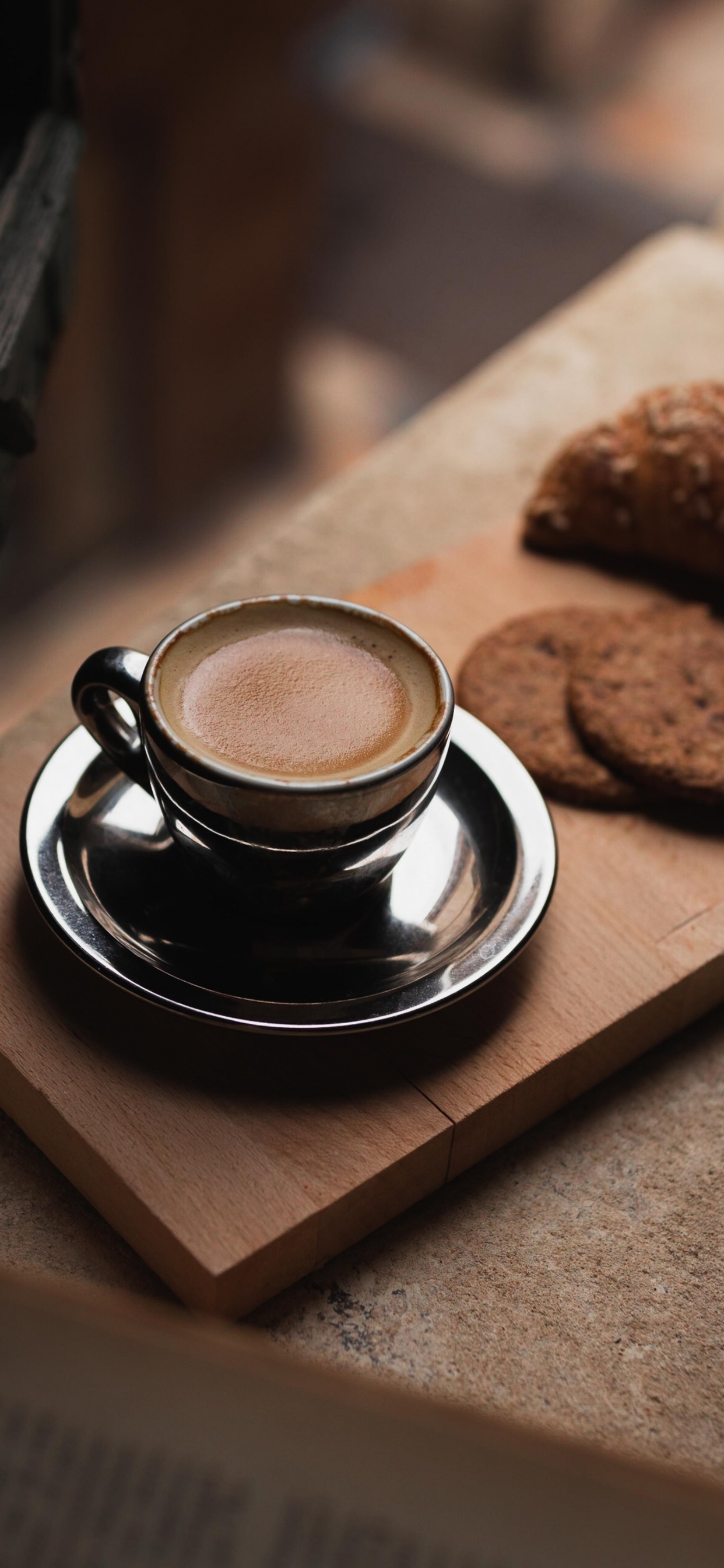 Tasse en Céramique Noire Sur Plateau en Bois Marron. Wallpaper in 1242x2688 Resolution
