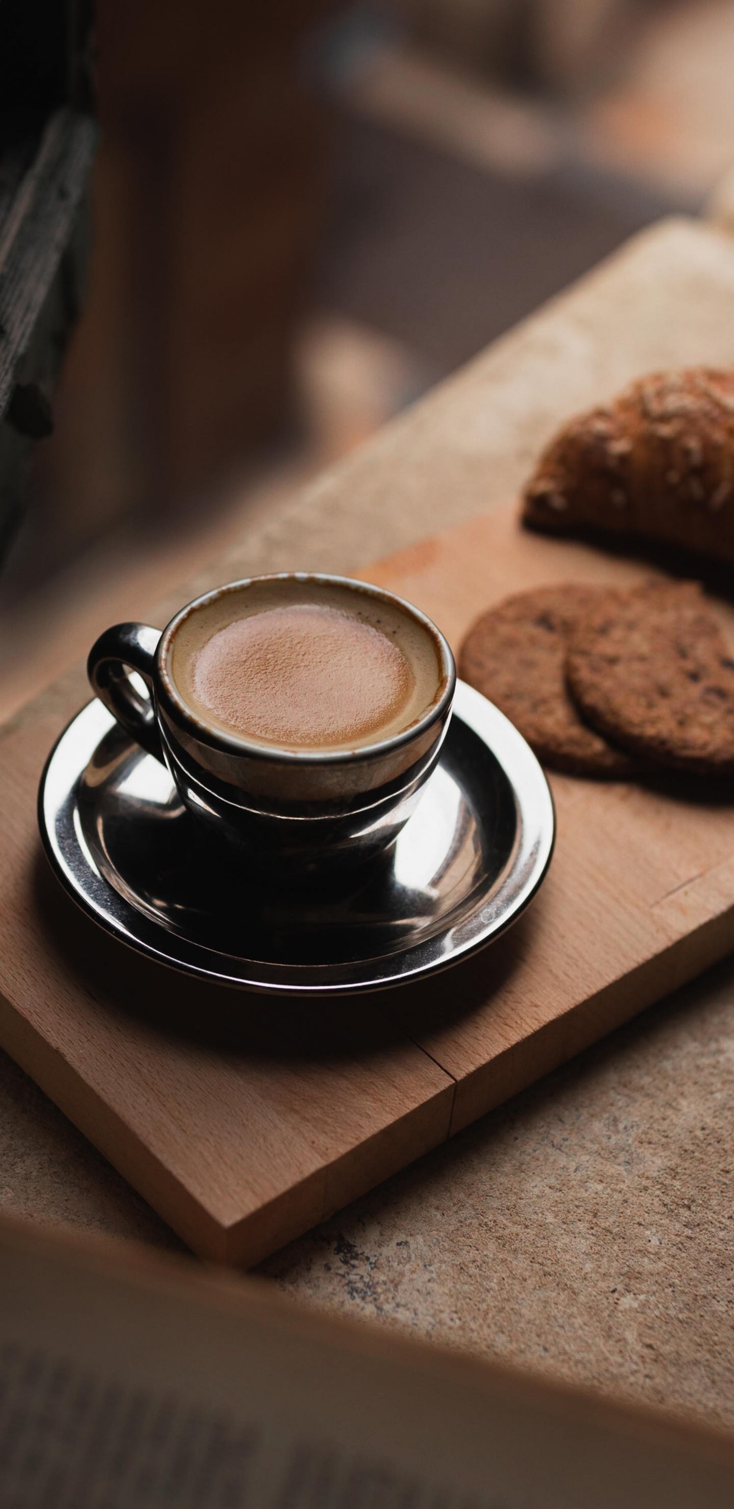 Tasse en Céramique Noire Sur Plateau en Bois Marron. Wallpaper in 1440x2960 Resolution