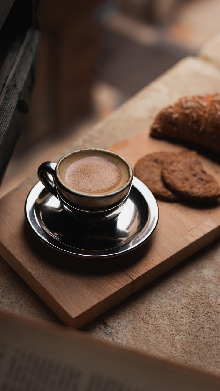 Tasse en Céramique Noire Sur Plateau en Bois Marron. Wallpaper in 720x1280 Resolution