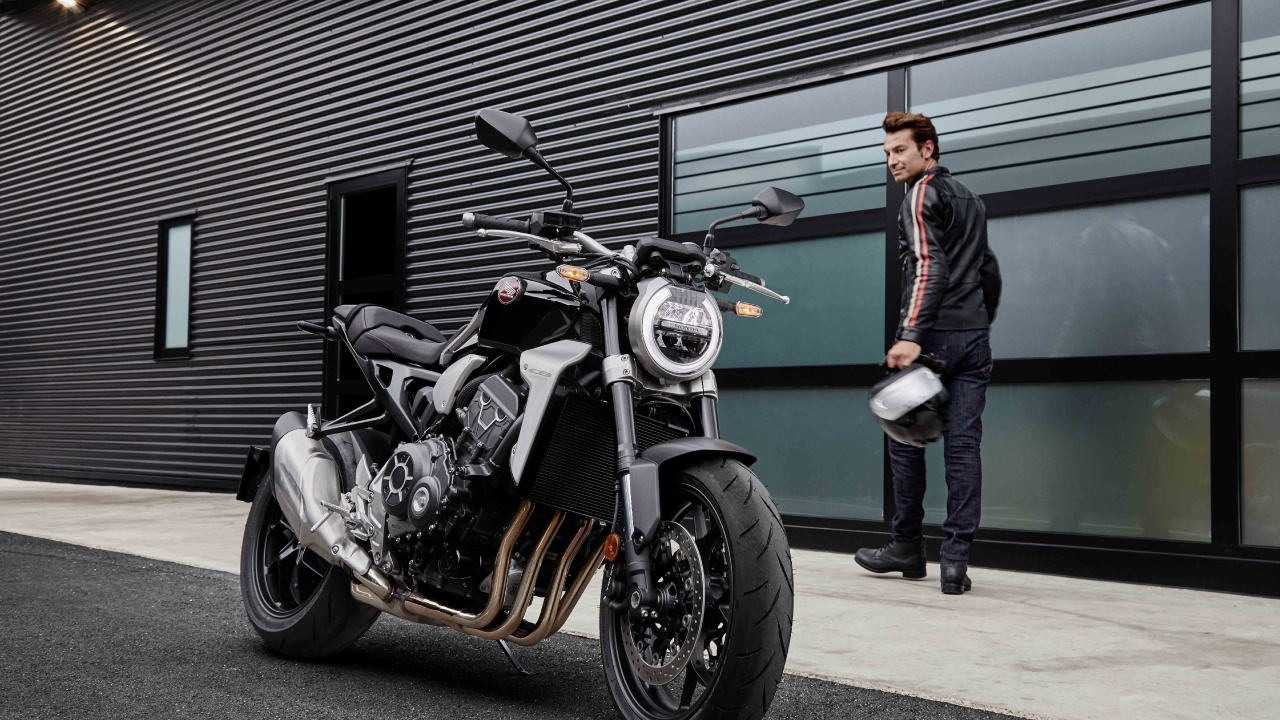 Mann in Schwarzer Jacke Neben Schwarz-silbernem Cruiser-Motorrad. Wallpaper in 1280x720 Resolution