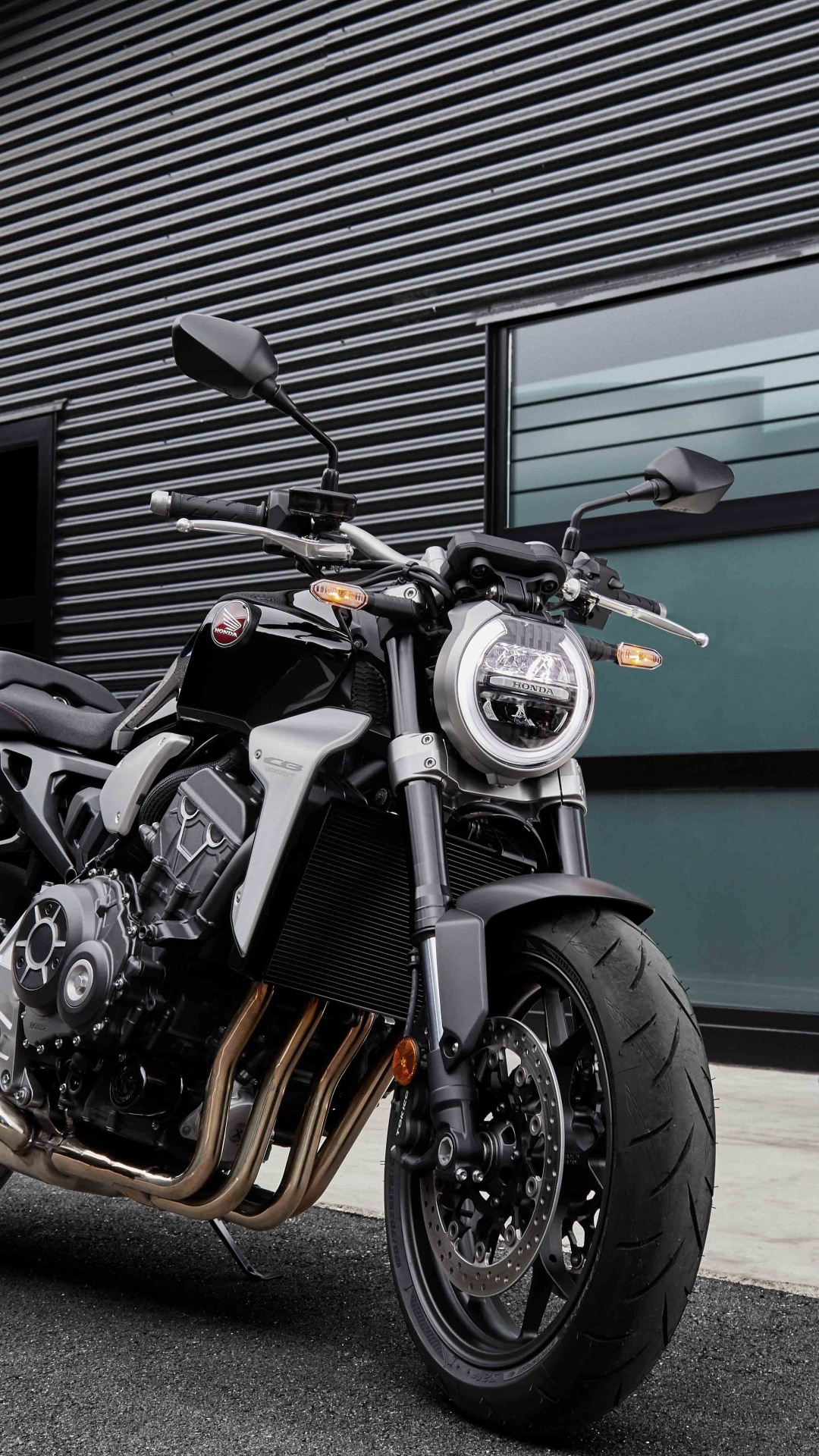 L'homme en Veste Noire Debout à Côté de Moto Cruiser Noir et Argent. Wallpaper in 1080x1920 Resolution