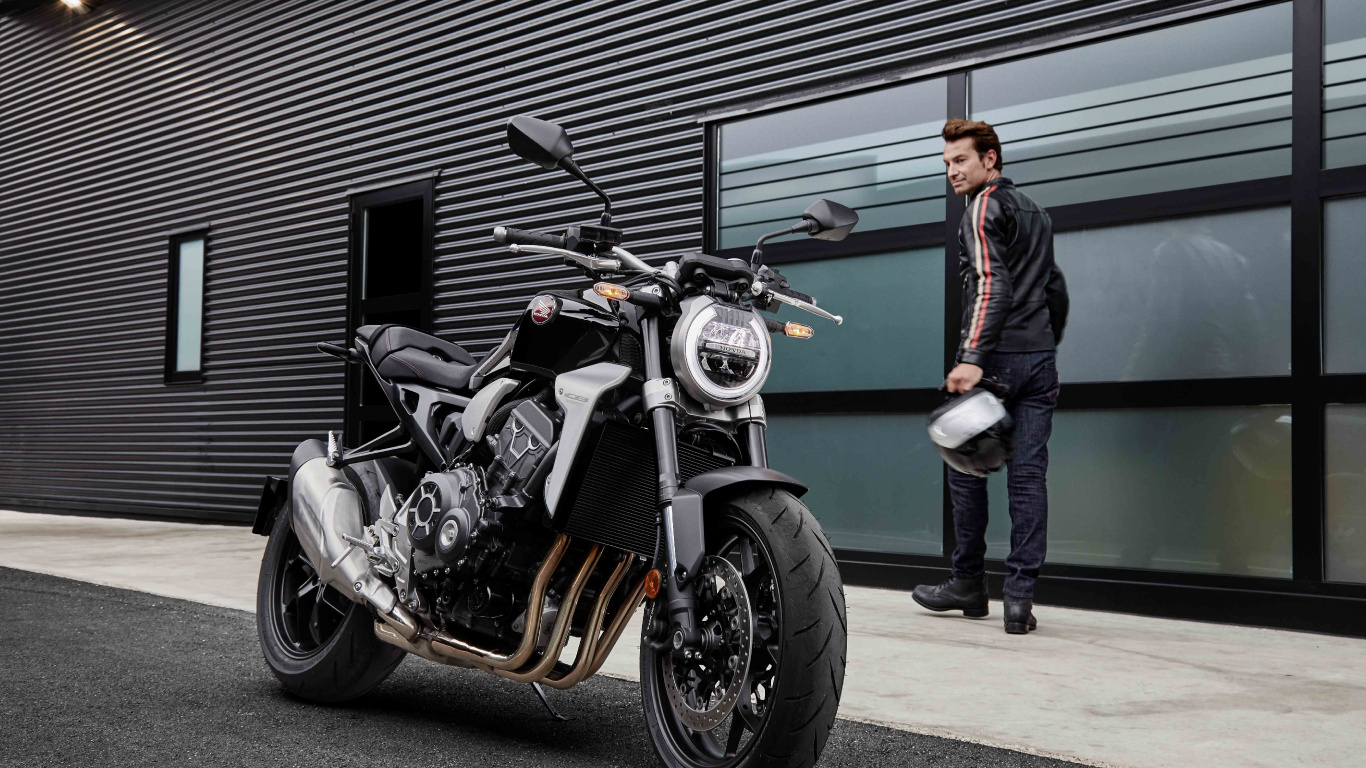 L'homme en Veste Noire Debout à Côté de Moto Cruiser Noir et Argent. Wallpaper in 1366x768 Resolution