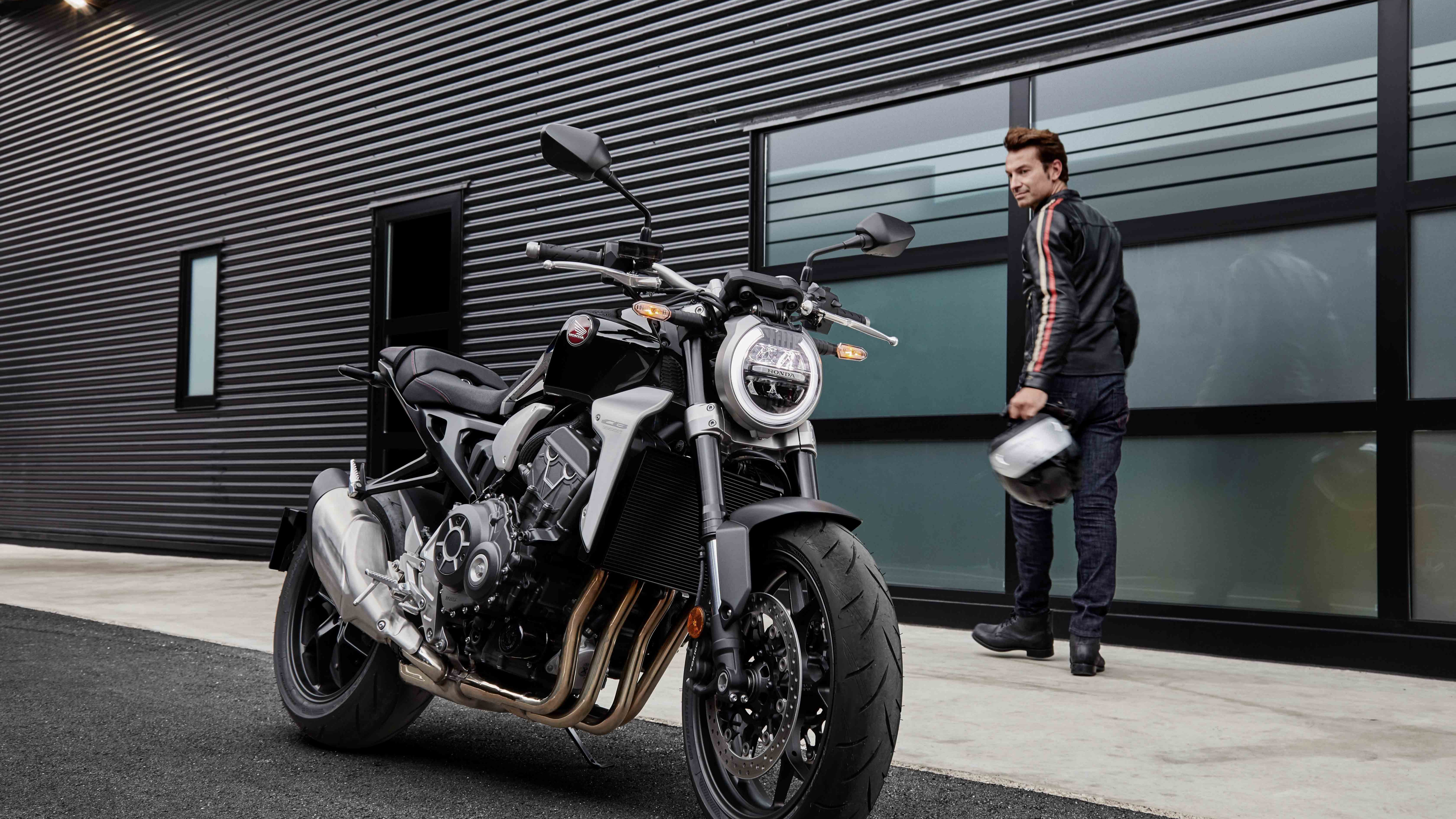 L'homme en Veste Noire Debout à Côté de Moto Cruiser Noir et Argent. Wallpaper in 3840x2160 Resolution