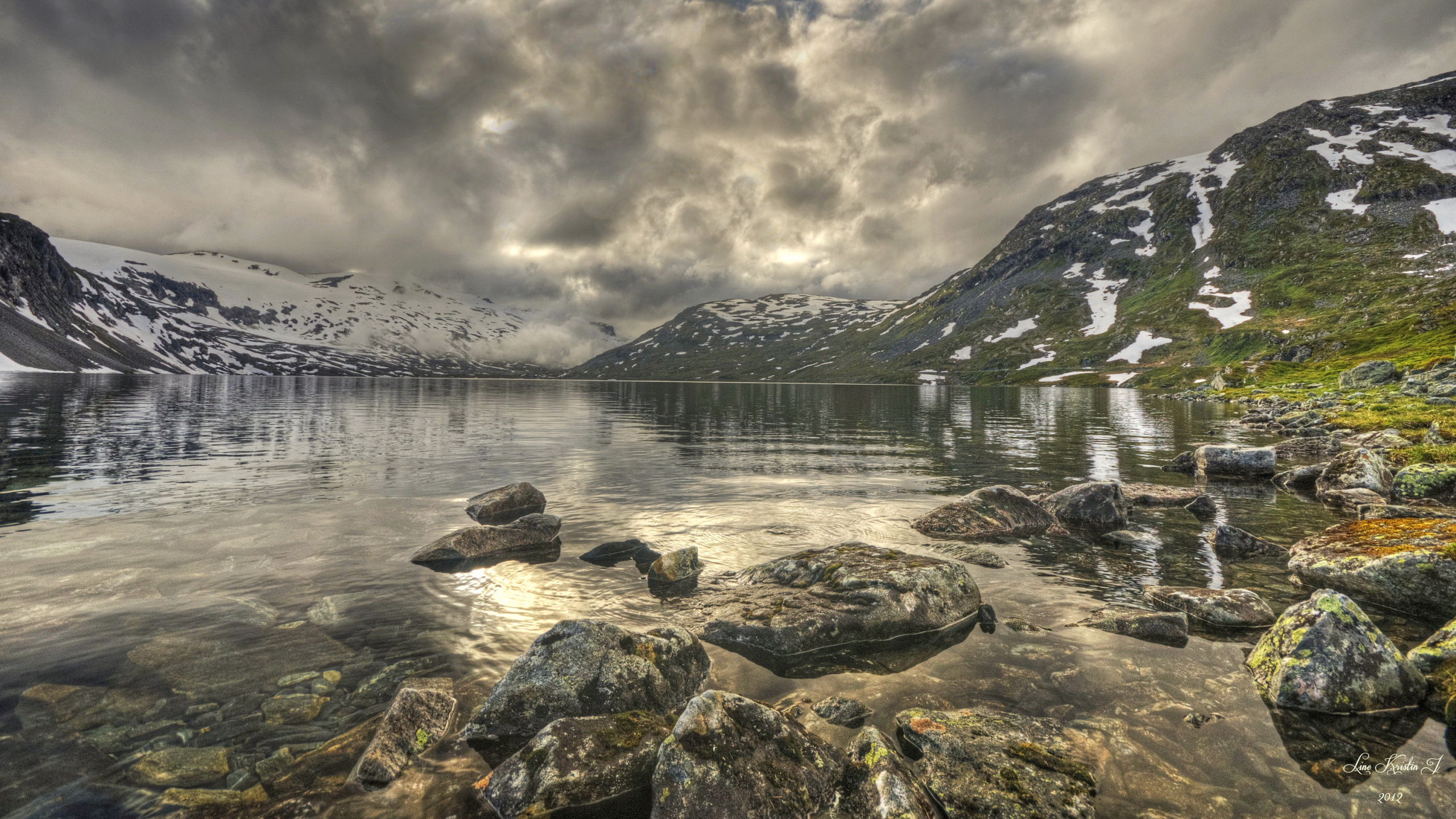 Brown Wooden House on Rocky Shore Near Mountain Under Cloudy Sky During Daytime. Wallpaper in 2560x1440 Resolution