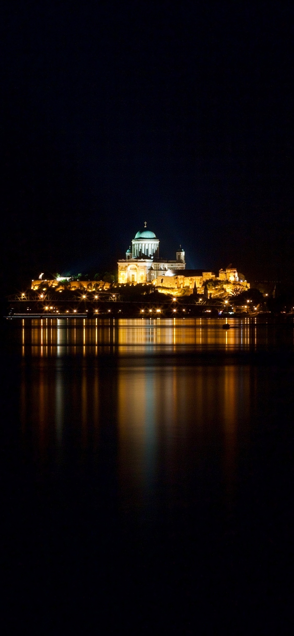 Horizon de la Ville Éclairée Pendant la Nuit. Wallpaper in 1125x2436 Resolution