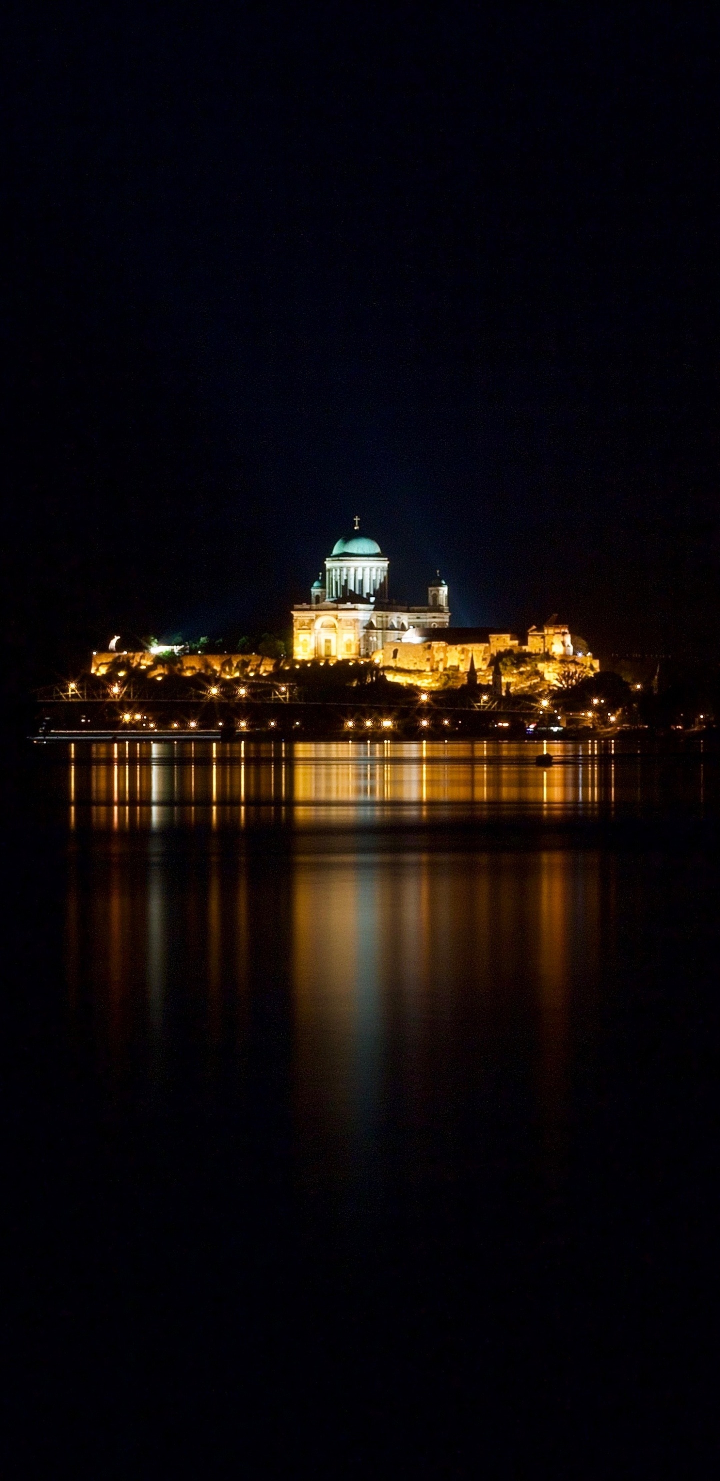Beleuchtete Skyline Der Stadt Während Der Nacht. Wallpaper in 1440x2960 Resolution