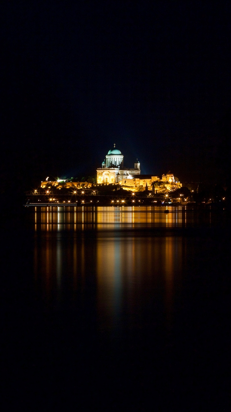 Beleuchtete Skyline Der Stadt Während Der Nacht. Wallpaper in 750x1334 Resolution