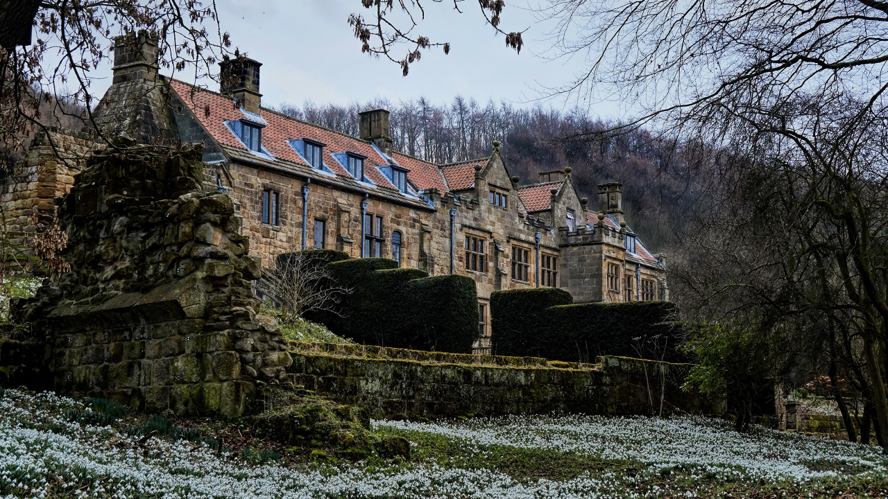 Edificio de Hormigón Marrón Cerca Del Campo de Hierba Verde Durante el Día. Wallpaper in 1280x720 Resolution