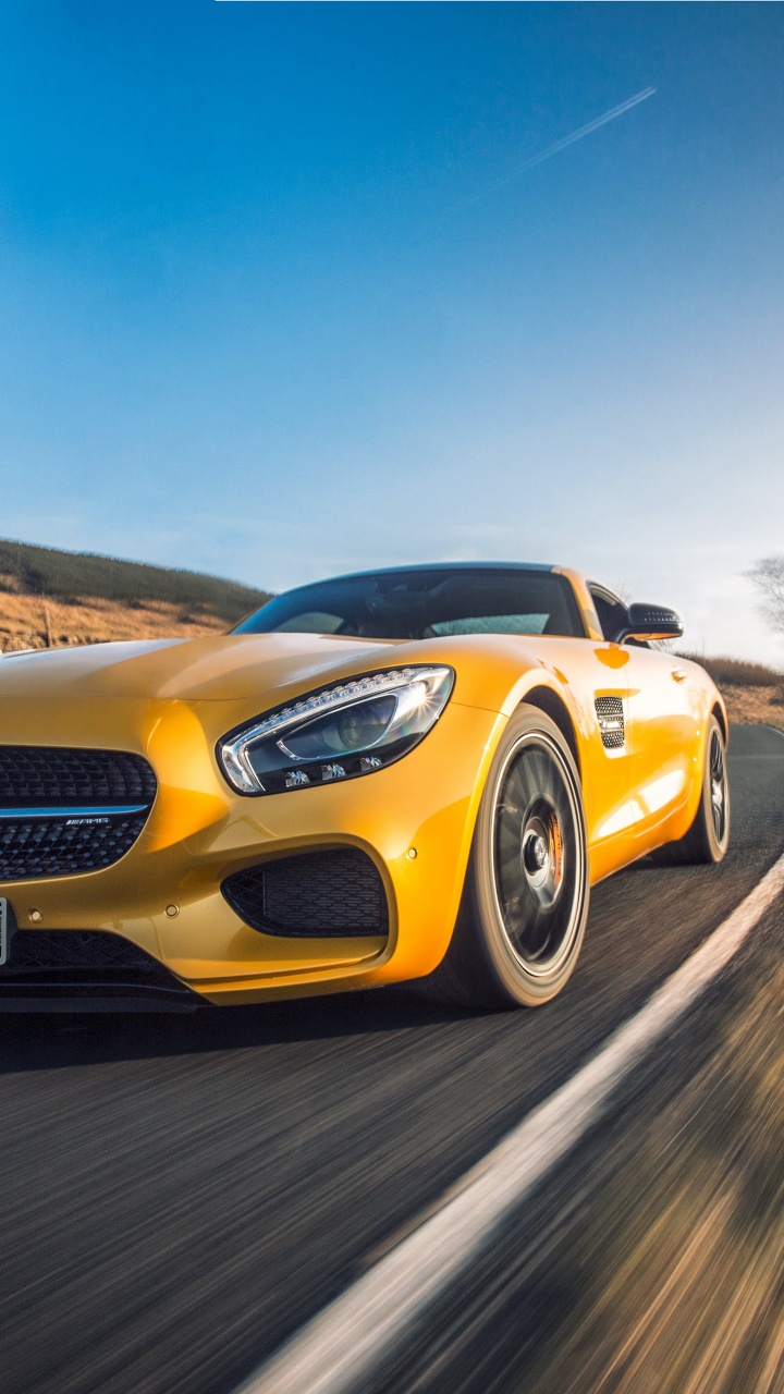 Mercedes Benz Coupé Jaune Sur Route Pendant la Journée. Wallpaper in 720x1280 Resolution