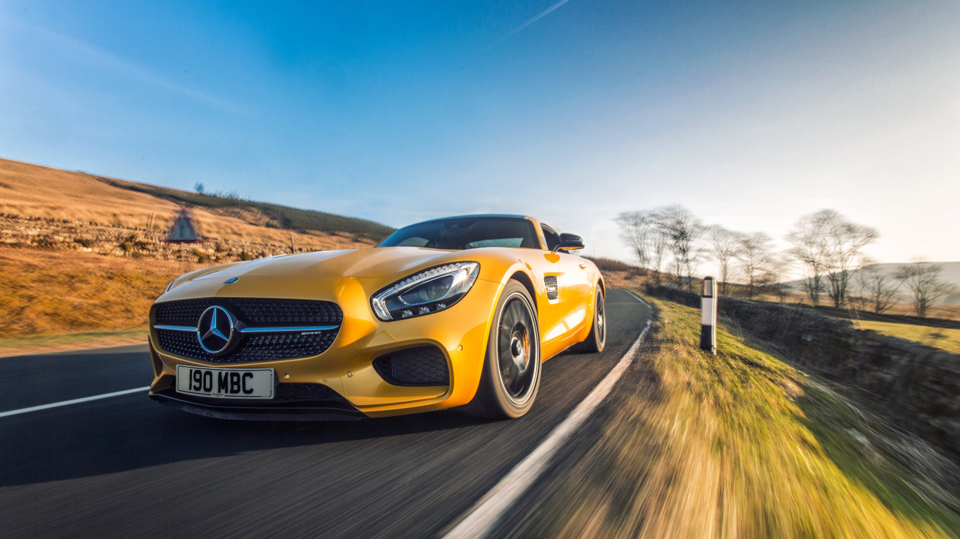 Mercedes Benz Coupe Amarillo en la Carretera Durante el Día. Wallpaper in 1366x768 Resolution