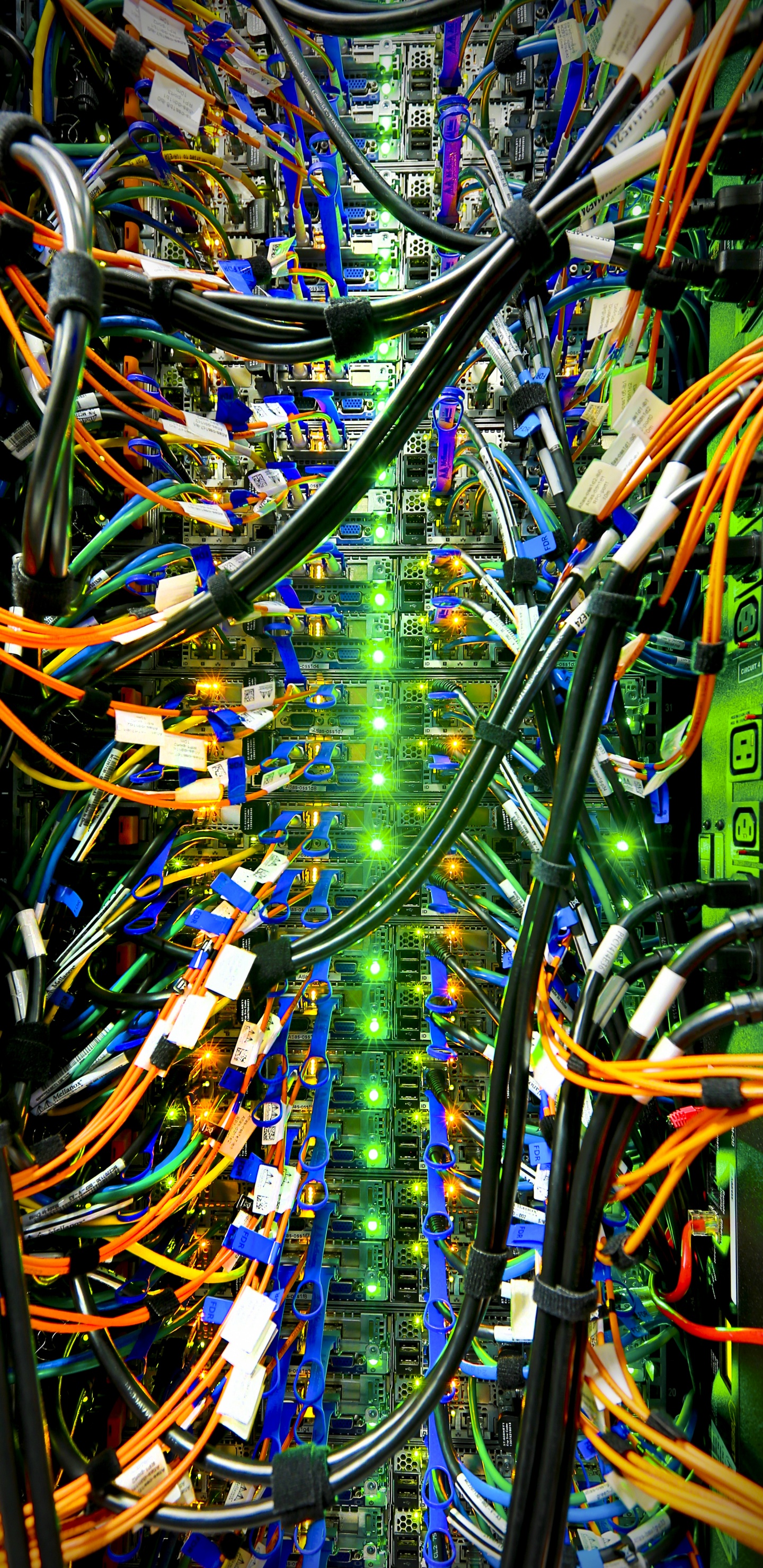 Gelbe Und Schwarze Stromkabel. Wallpaper in 1440x2960 Resolution