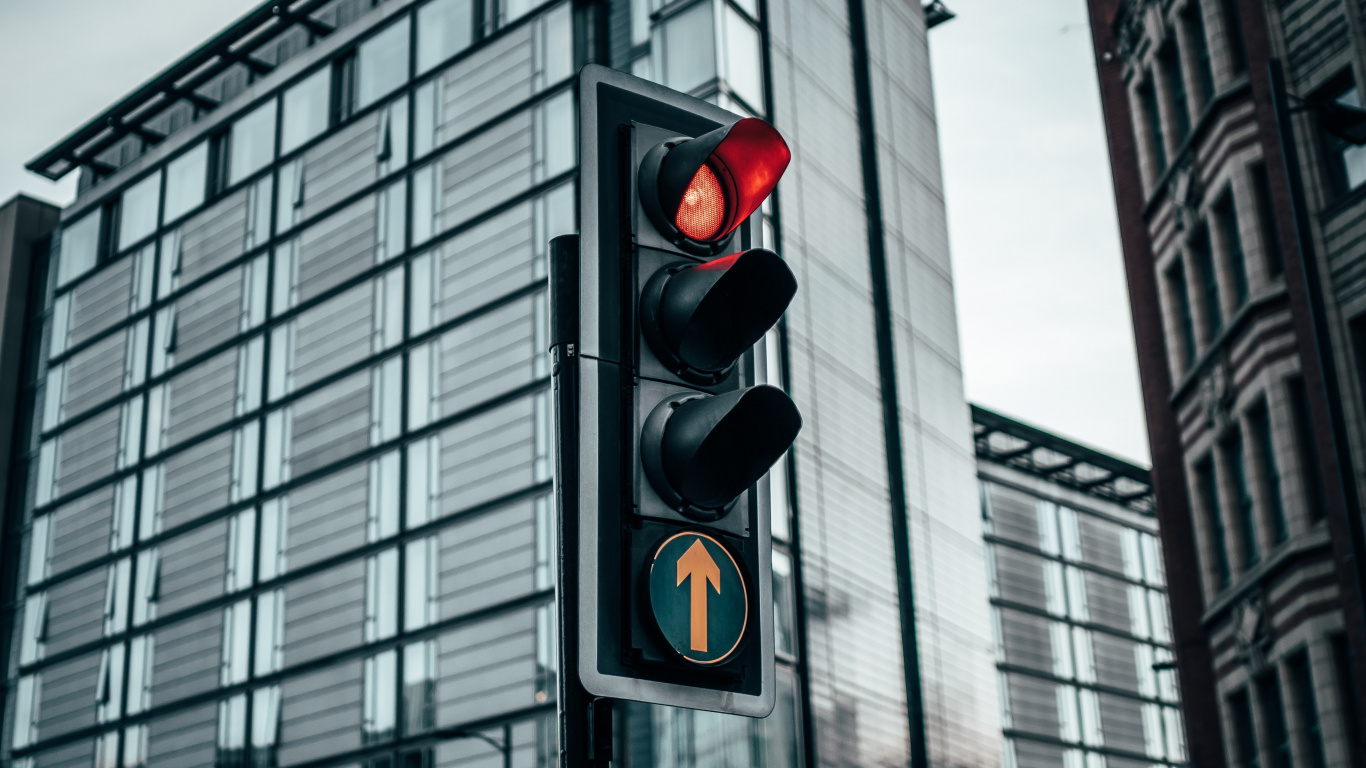 Black Traffic Light on Red Light. Wallpaper in 1366x768 Resolution
