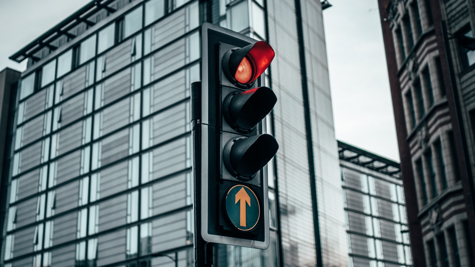 Black Traffic Light on Red Light. Wallpaper in 1920x1080 Resolution