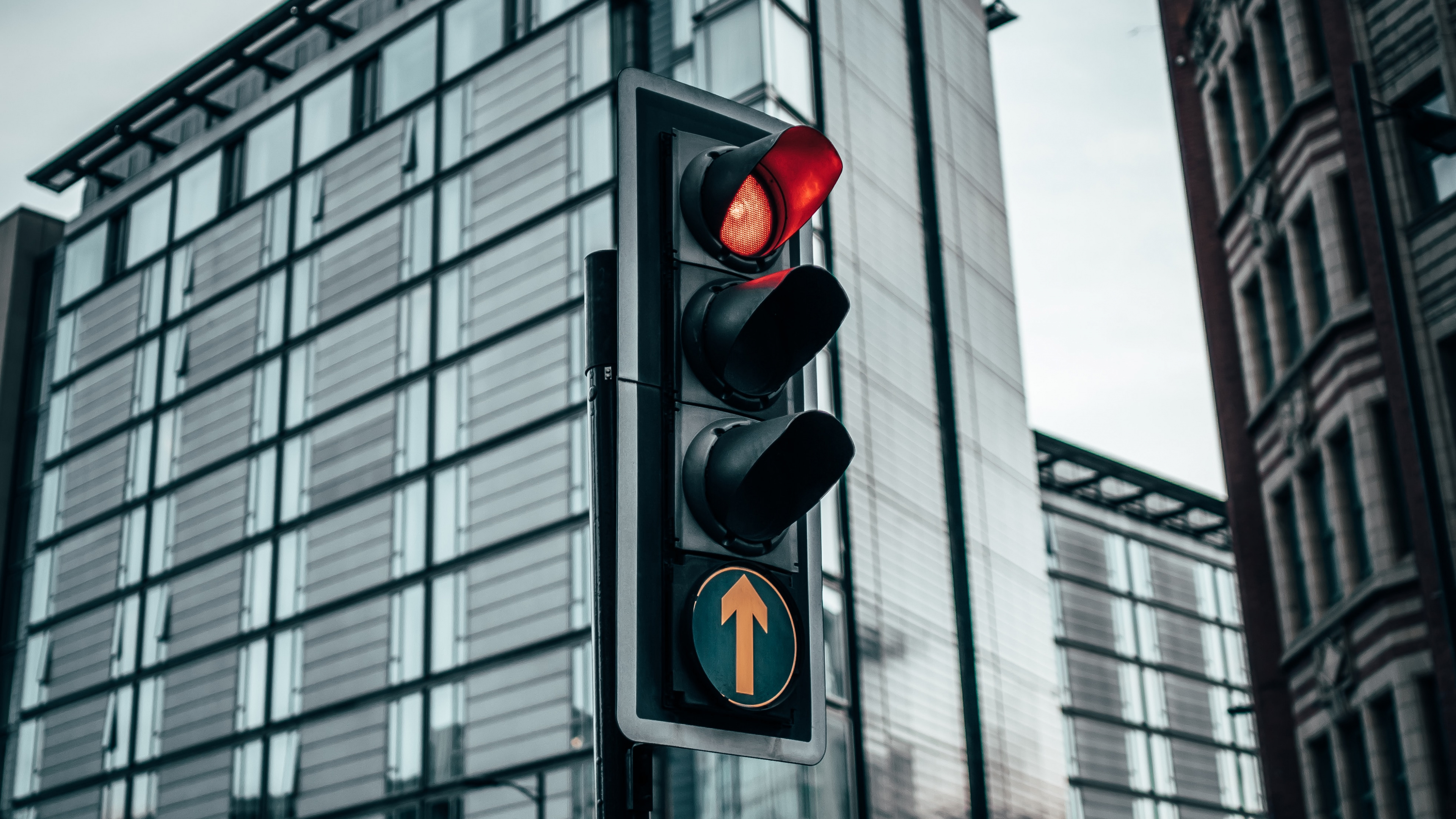 Black Traffic Light on Red Light. Wallpaper in 3840x2160 Resolution