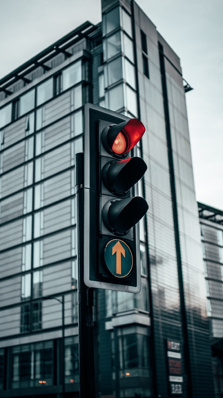 Black Traffic Light on Red Light. Wallpaper in 720x1280 Resolution
